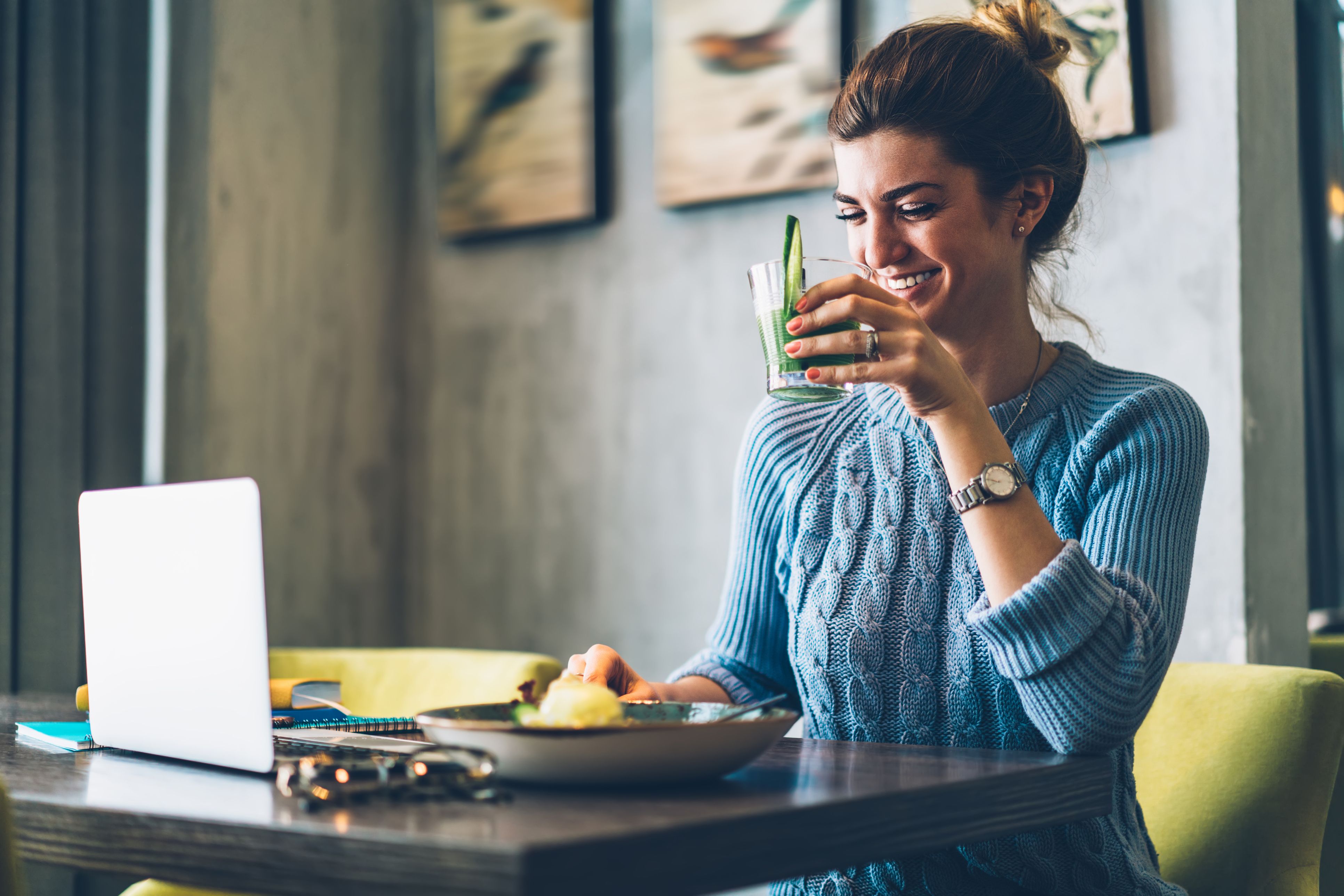 Una treballadora dina connectada de manera virtual amb els seus companys | iStock