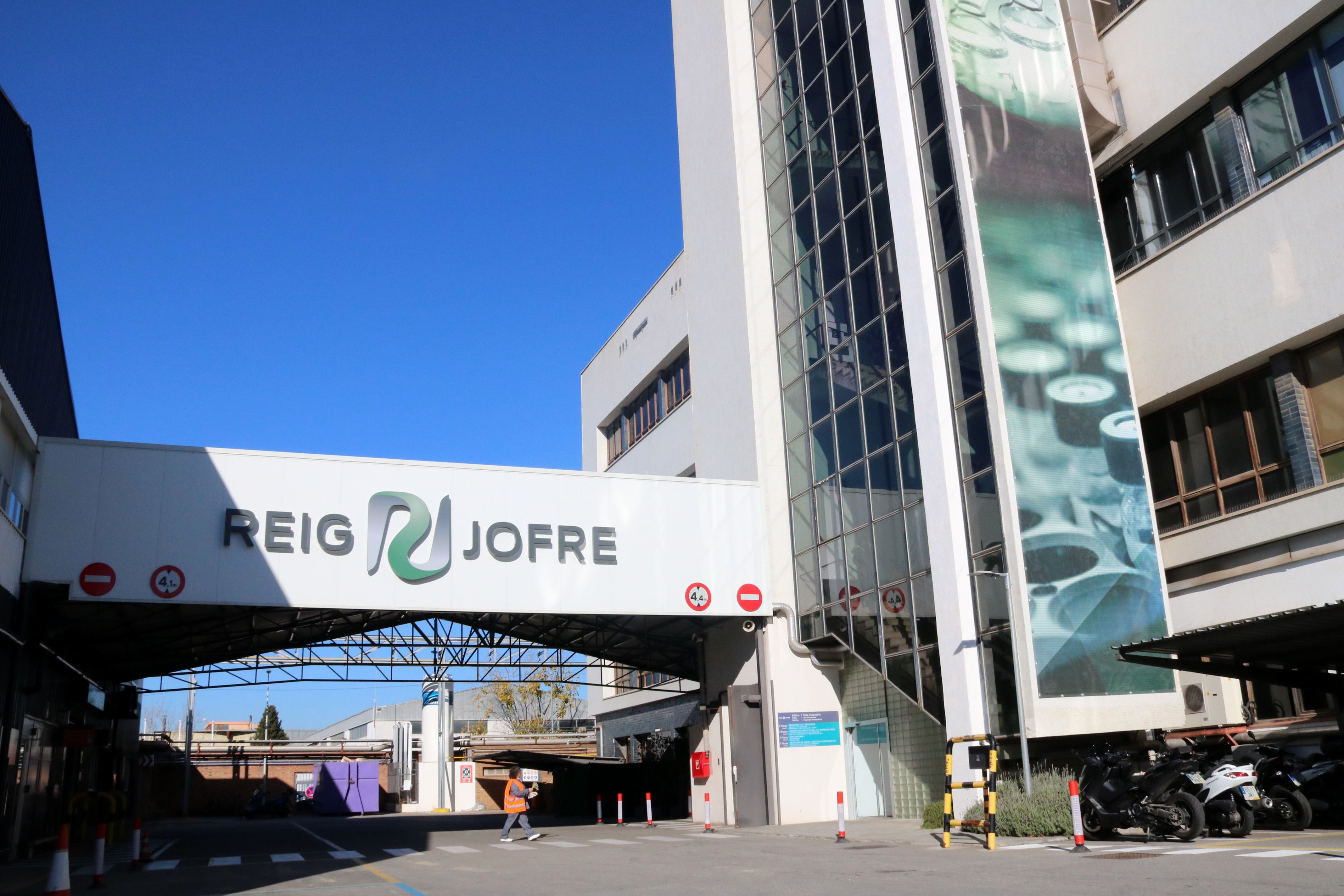 La entrada principal de la sede de Reig Jofre, que produirà una vacuna contra la covid 19 | ACN