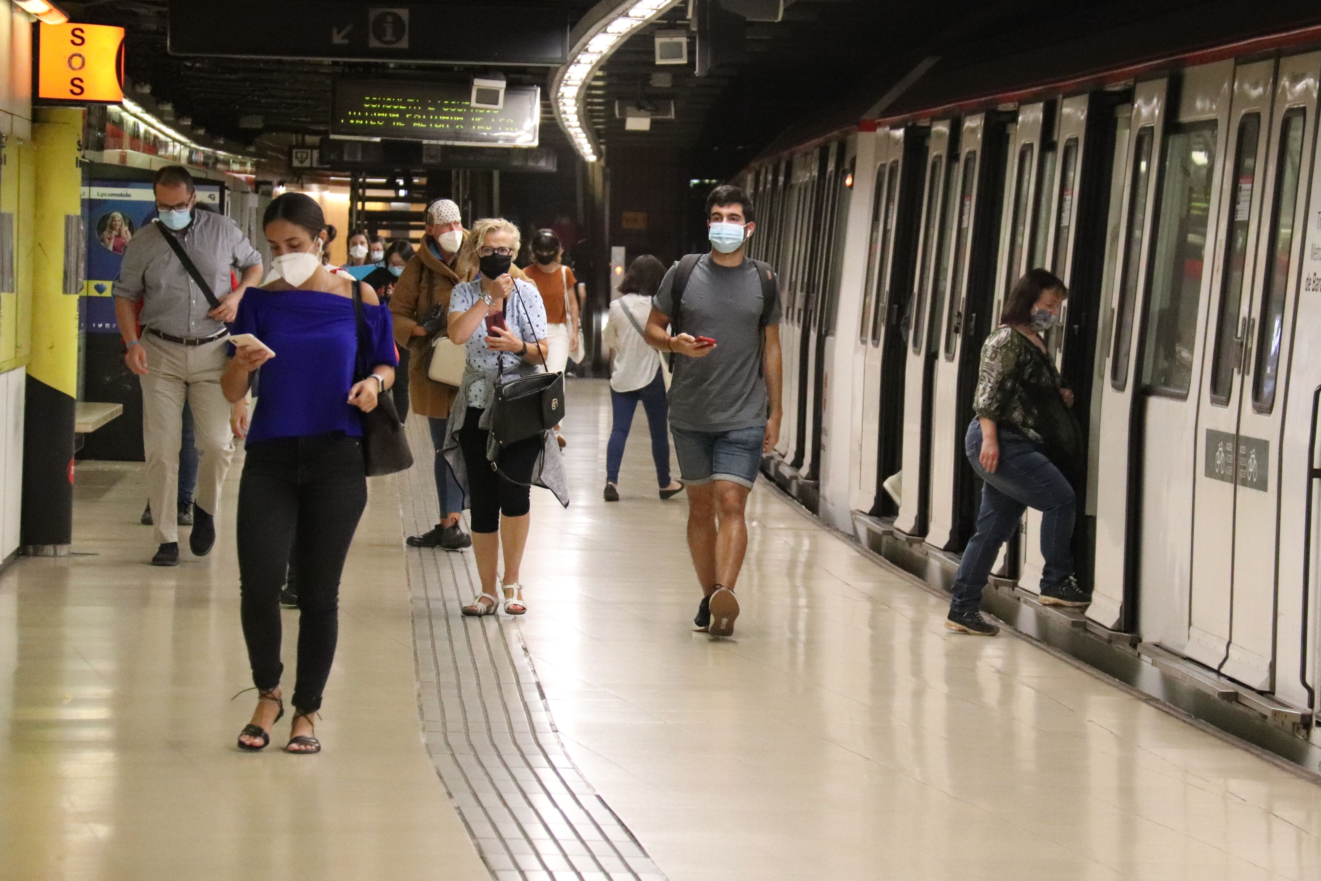 Pasajeros al andén de la estación de metro de Plaza Cataluña | ACN