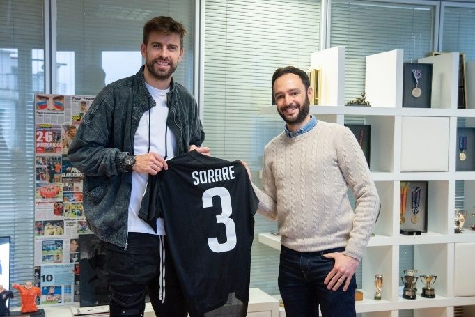 El futbolista Gerard Piqué i el CEO de Sorare, Nicolas Julia | Europa Press