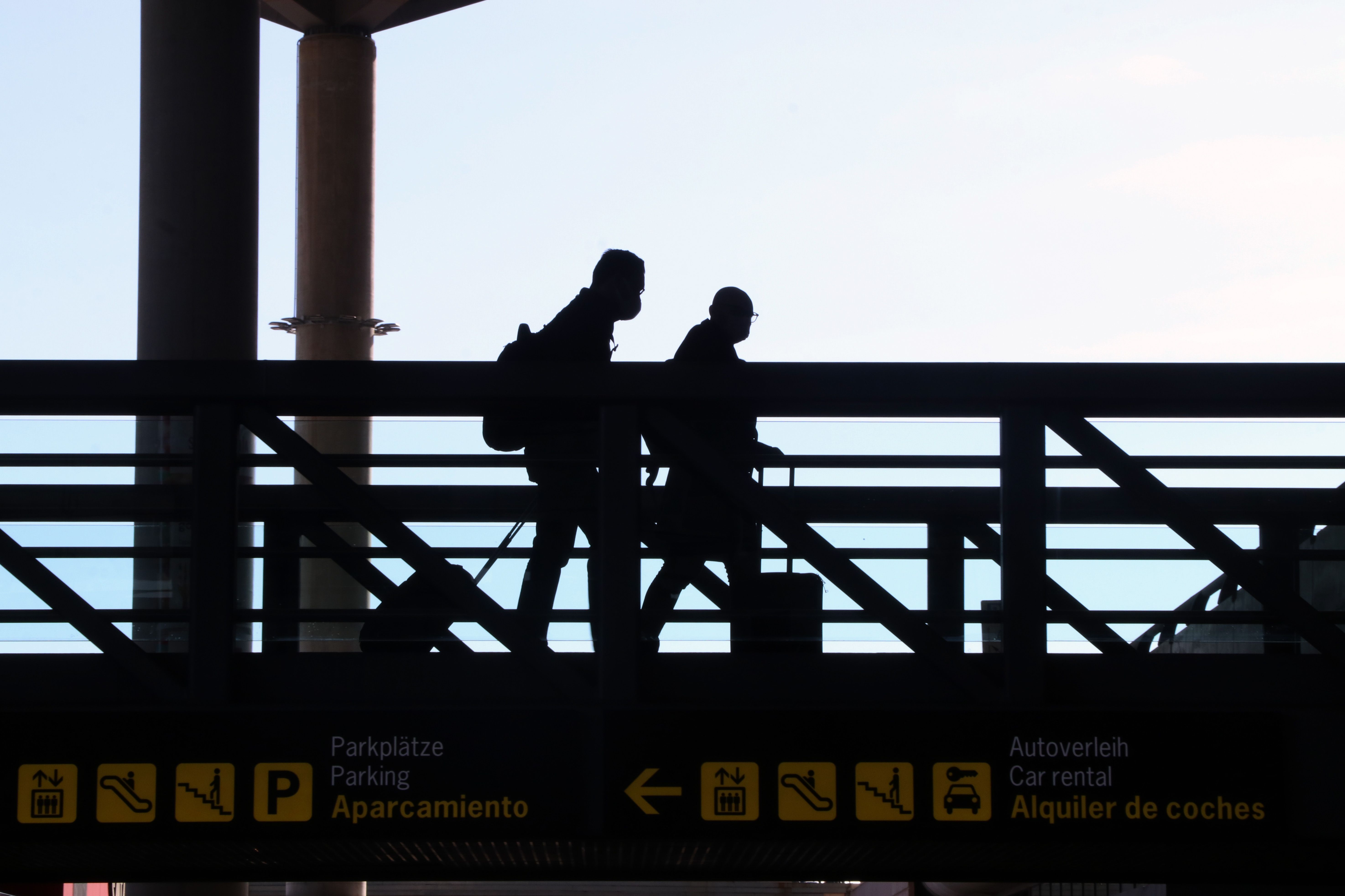 Turistas al aeropuerto de Màlaga, en una imagen de archivo | ACN