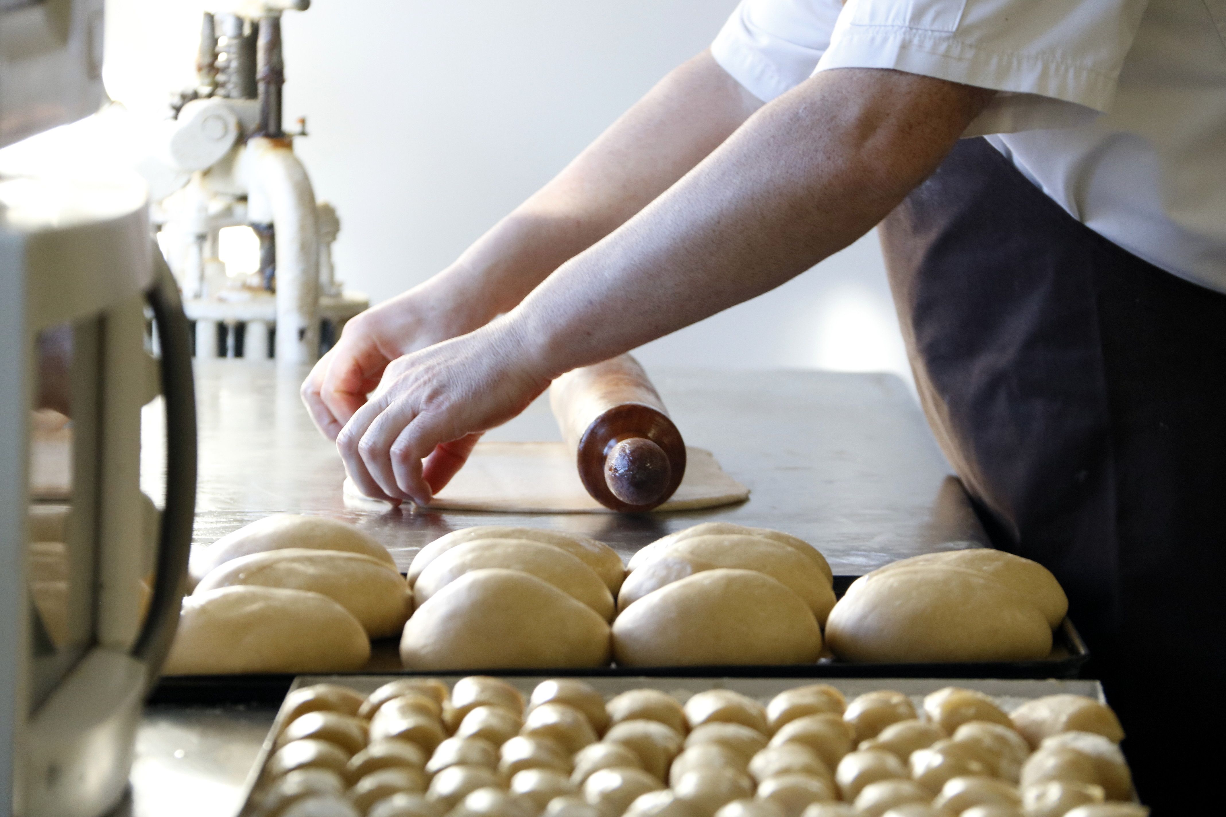 Un pastisser mentre treballa una massa que acabarà sent un tortell de Reis | ACN