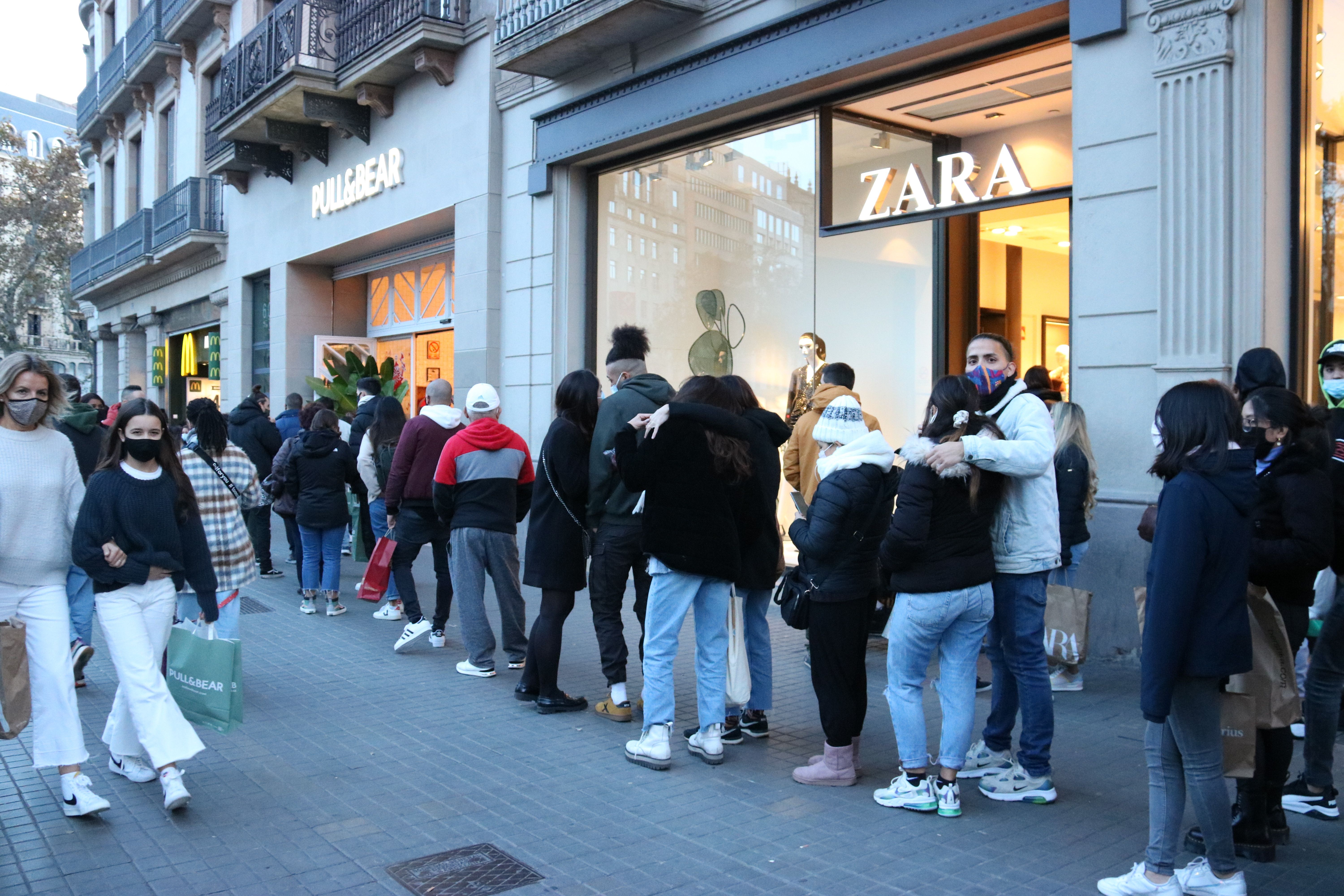 Cues per entrar a comerços al centre de Barcelona | ACN