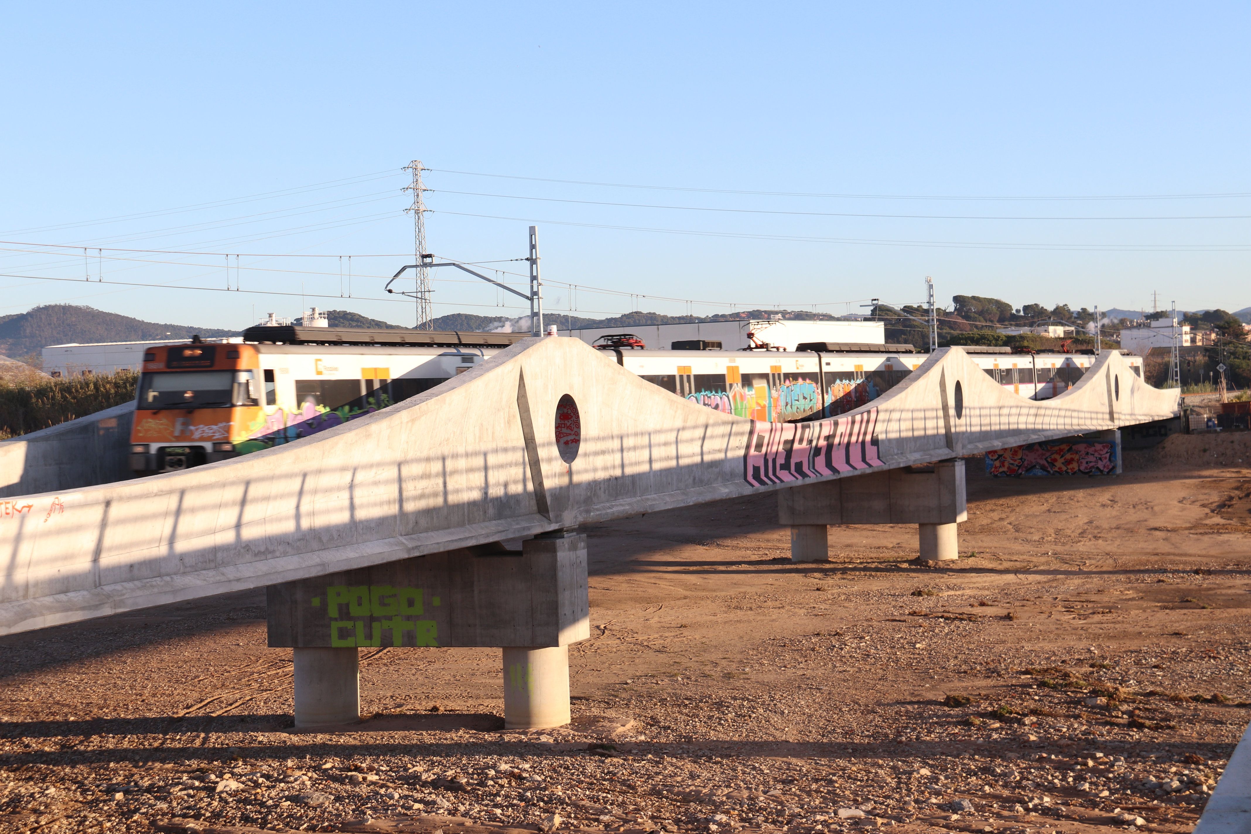 El nou pont ferroviari sobre la Tordera amb un dels primers trens de Rodalies circulant-hi | ACN