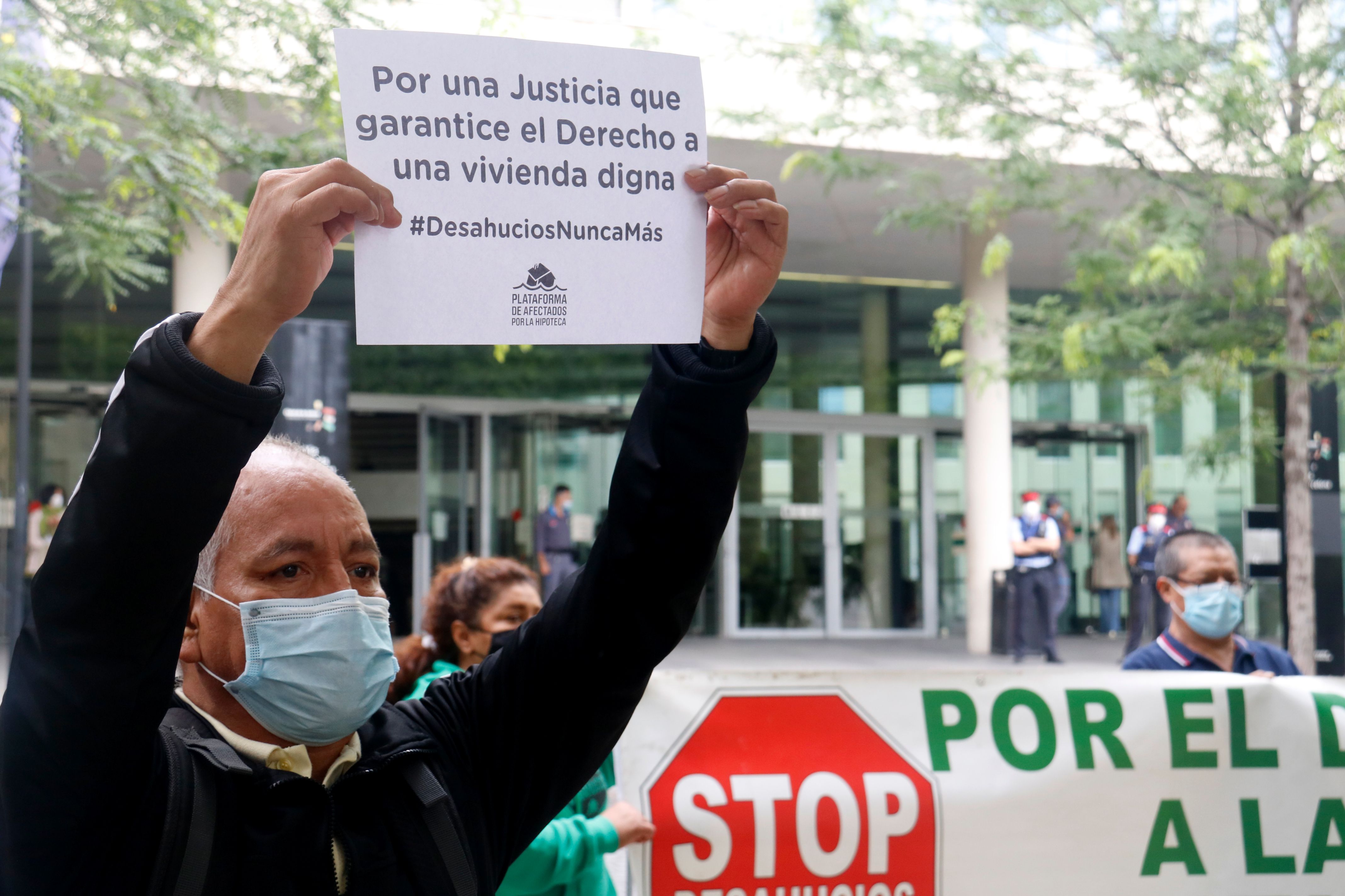 Manifestant de PAH Barcelona en una protesta contra els desnonaments | ACN