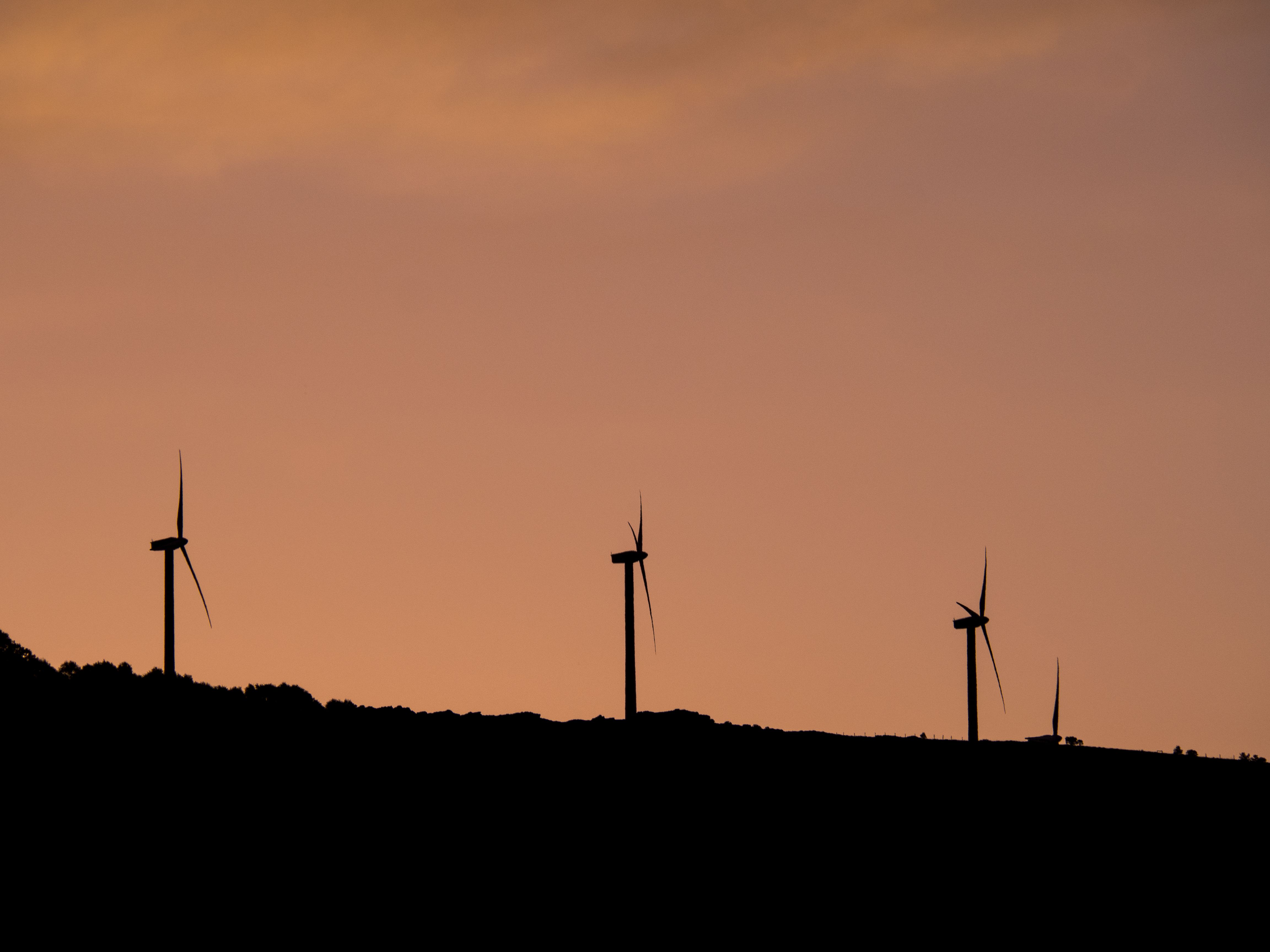 Aerogeneradores para producir energía eòlica a Astúrías, donde Naturgy y Enegàs tienen un proyecto | iStock