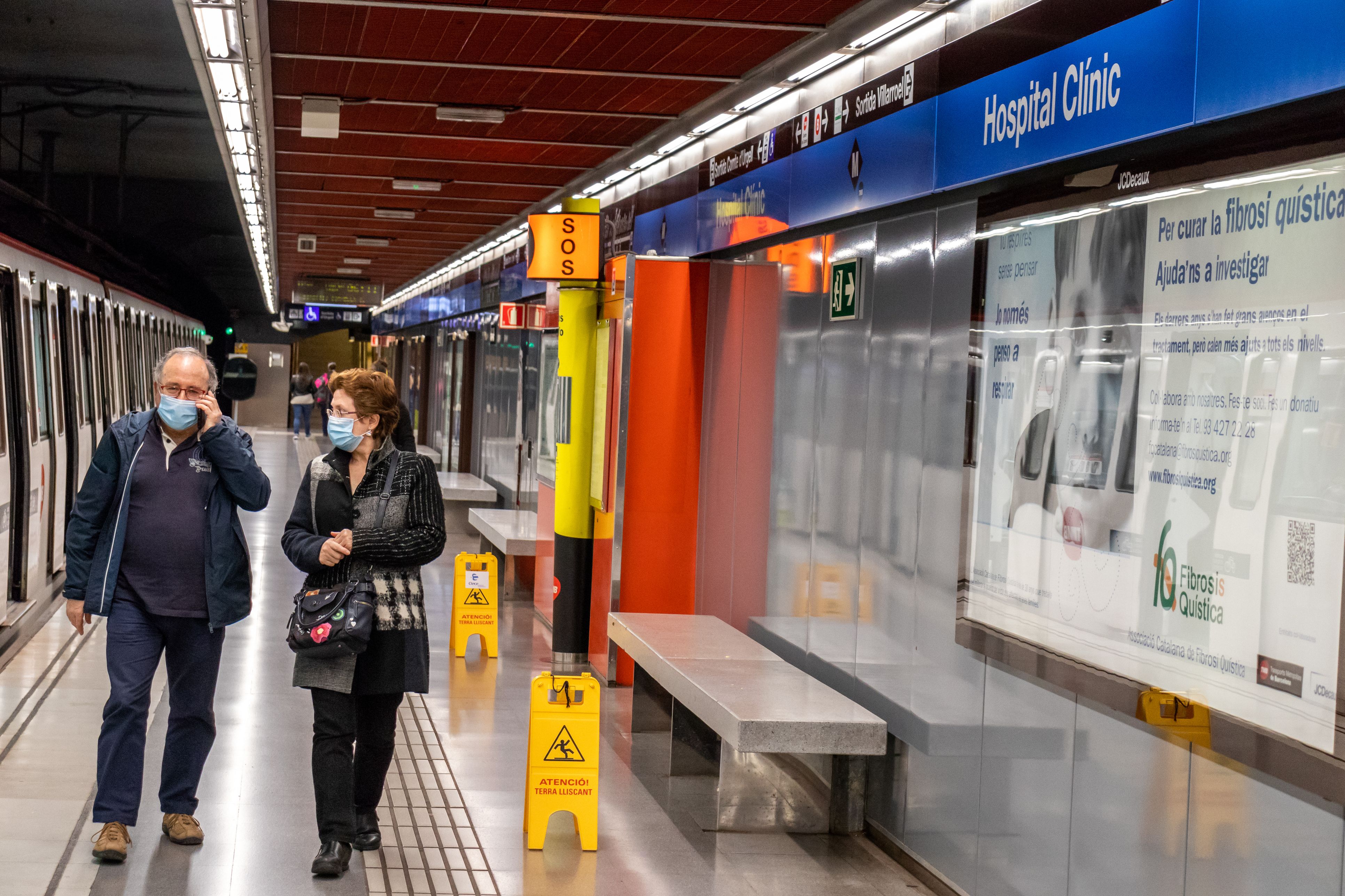 Dos pasajeros al metro de Barcelona, en una imagen de archivo | iStock