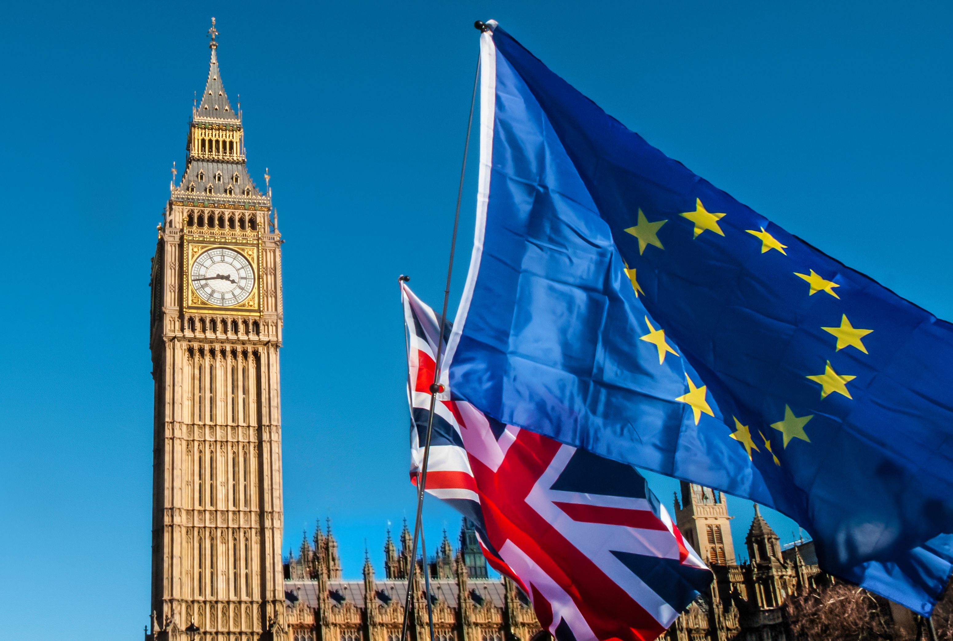 Una bandera del Regne Unit i una de la Unió Europea davant del Big Ben en referència al brexit | iStock