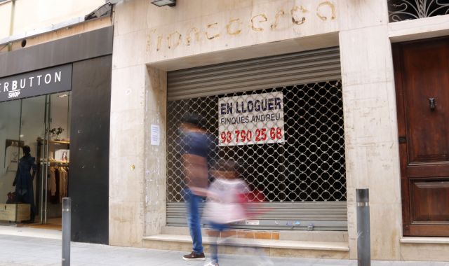 Un local comercial amb un cartell de lloguer a Mataró, en una imatge d'arxiu | ACN