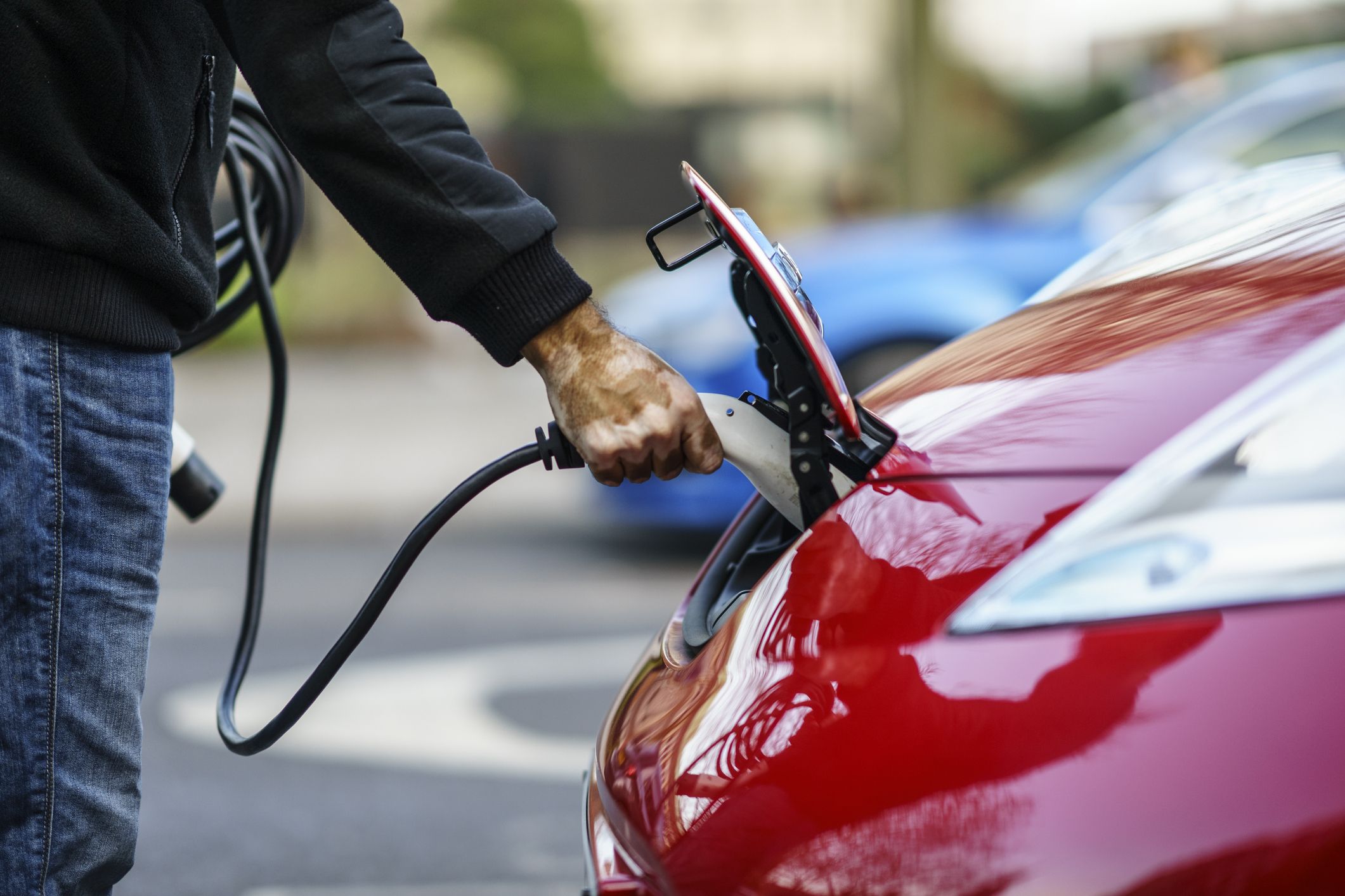 Un usuario carga un coche elèctric, en una imagen de archivo | iStock