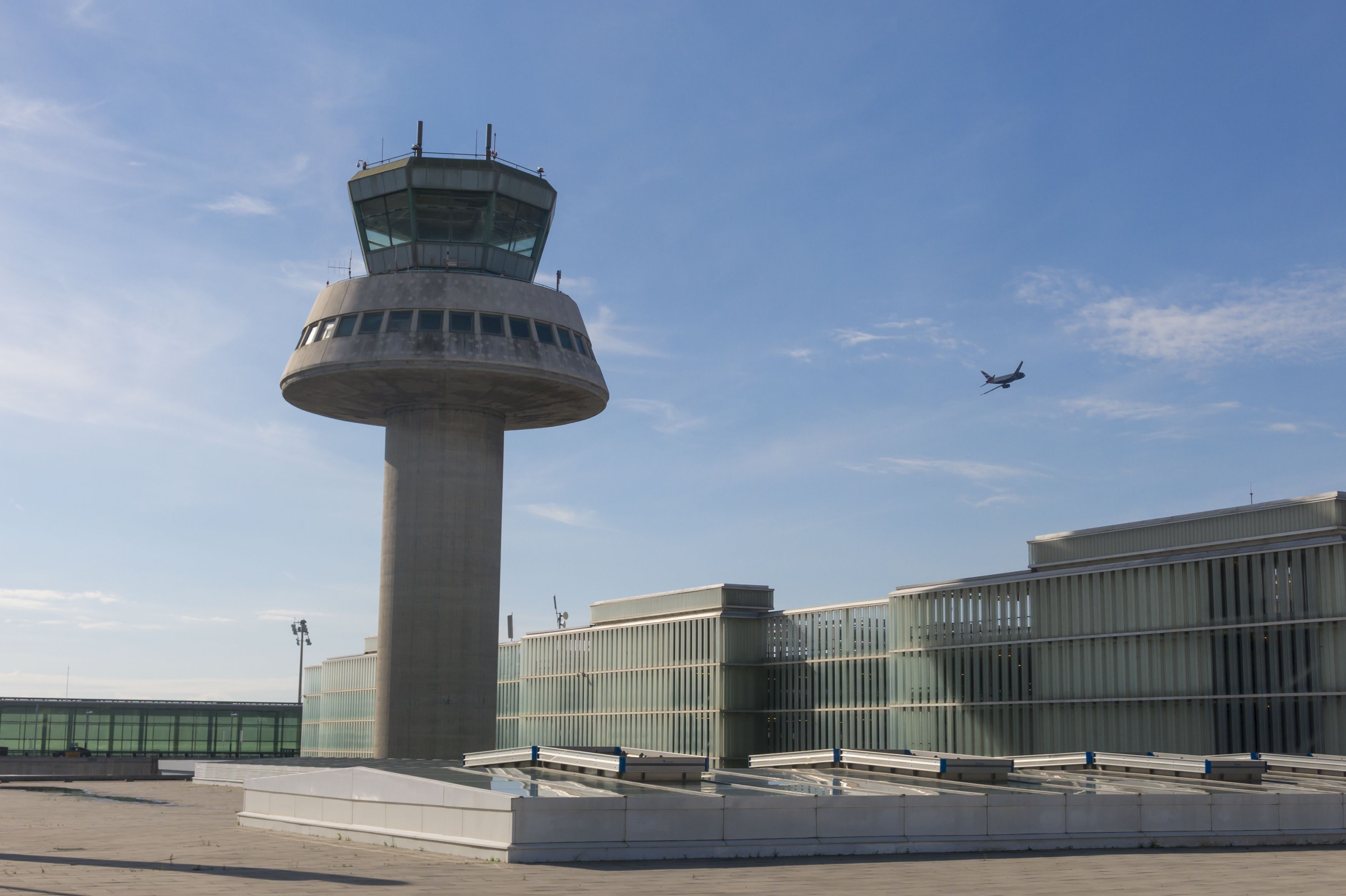 El aeropuerto del Prat cerró en 2020 gestionando 114.000 toneladas de carga aérea | iStock