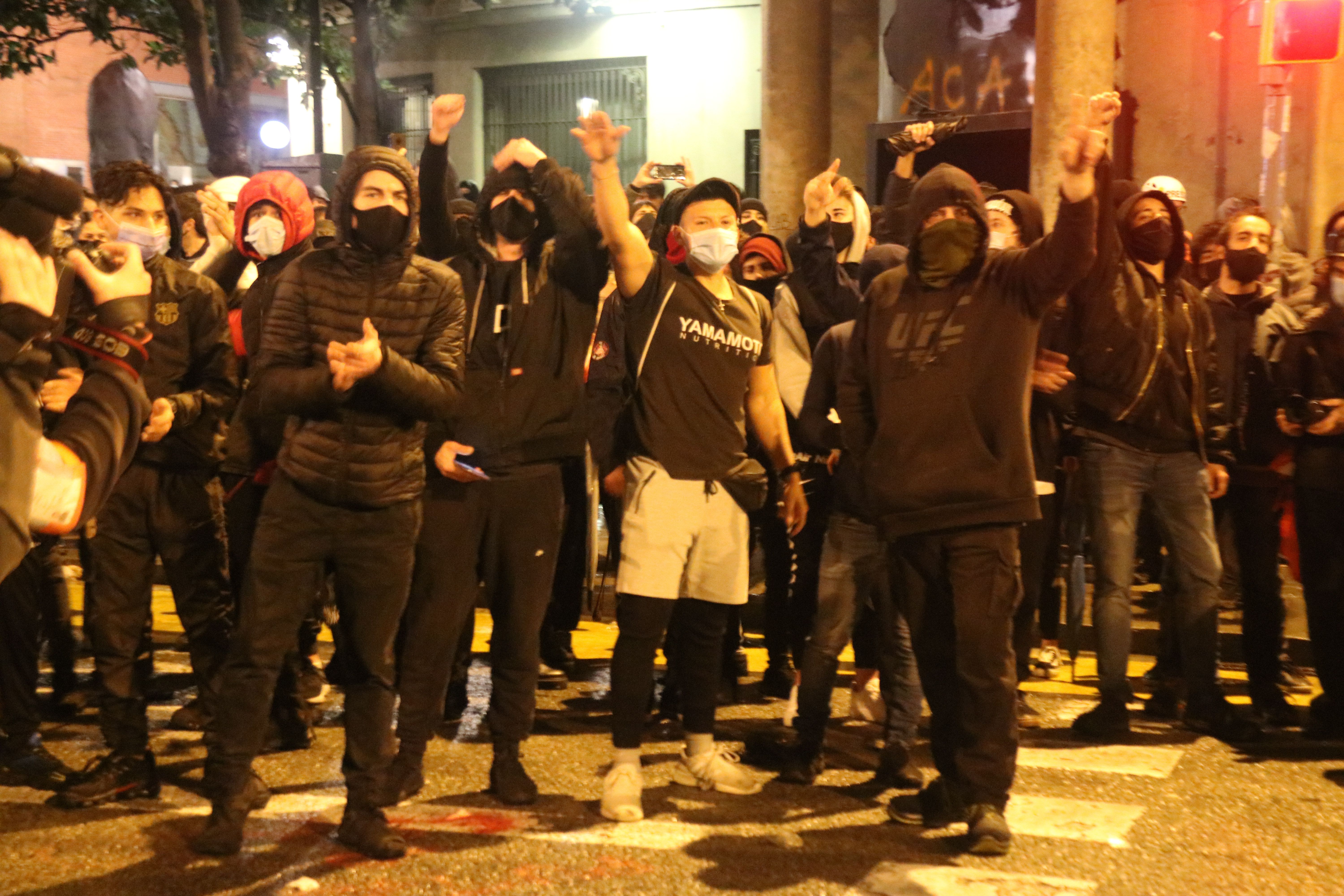 Manifestantes durante una protesta por el encarcelamiento del cantado de rape leridano Pablo Hasel en Barcelona | ACN