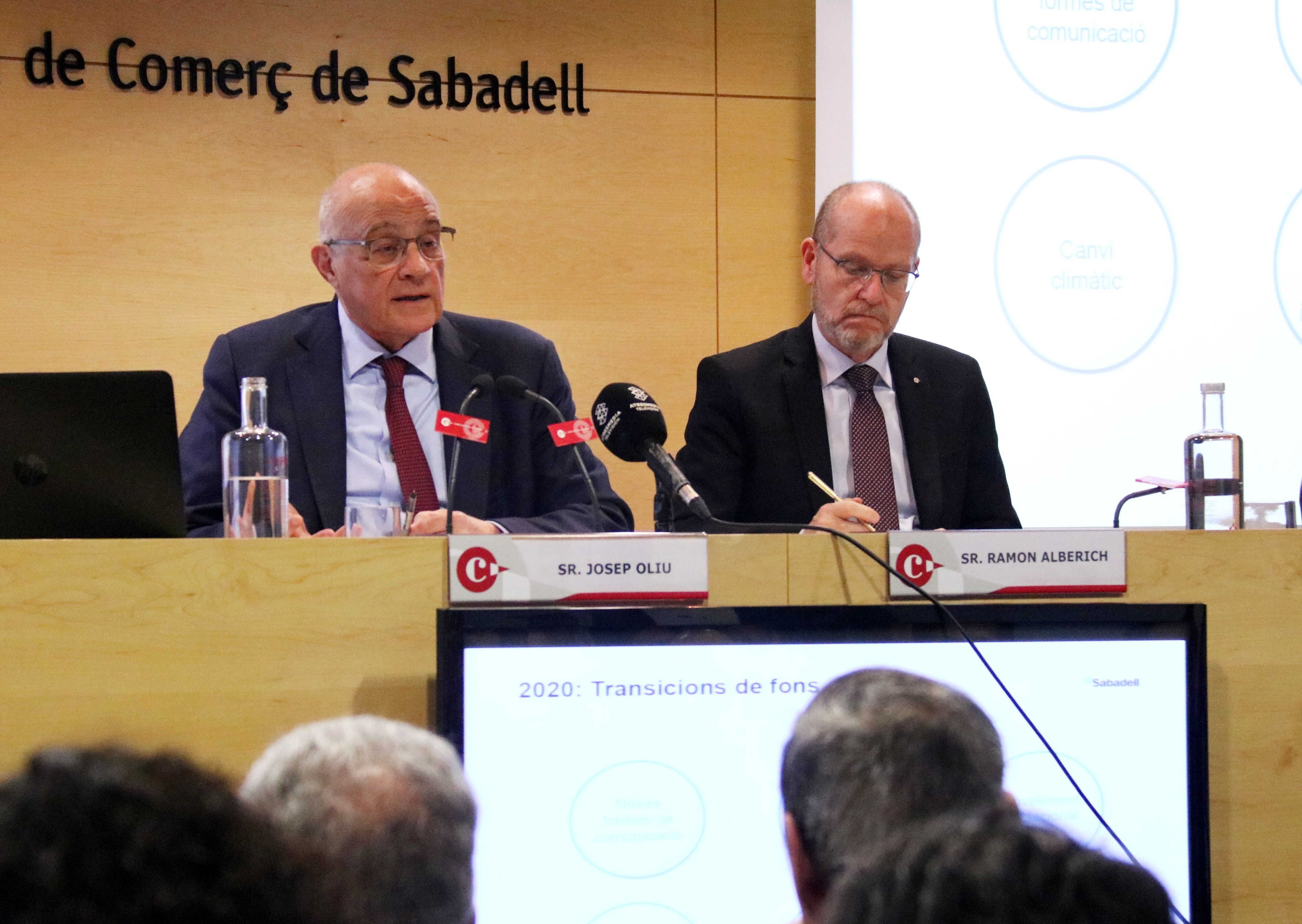 El president del Banc Sabadell, Josep Oliu, i el president de la Cambra de Sabadell, Ramon Alberich, en una imatge d'arxiu | ACN