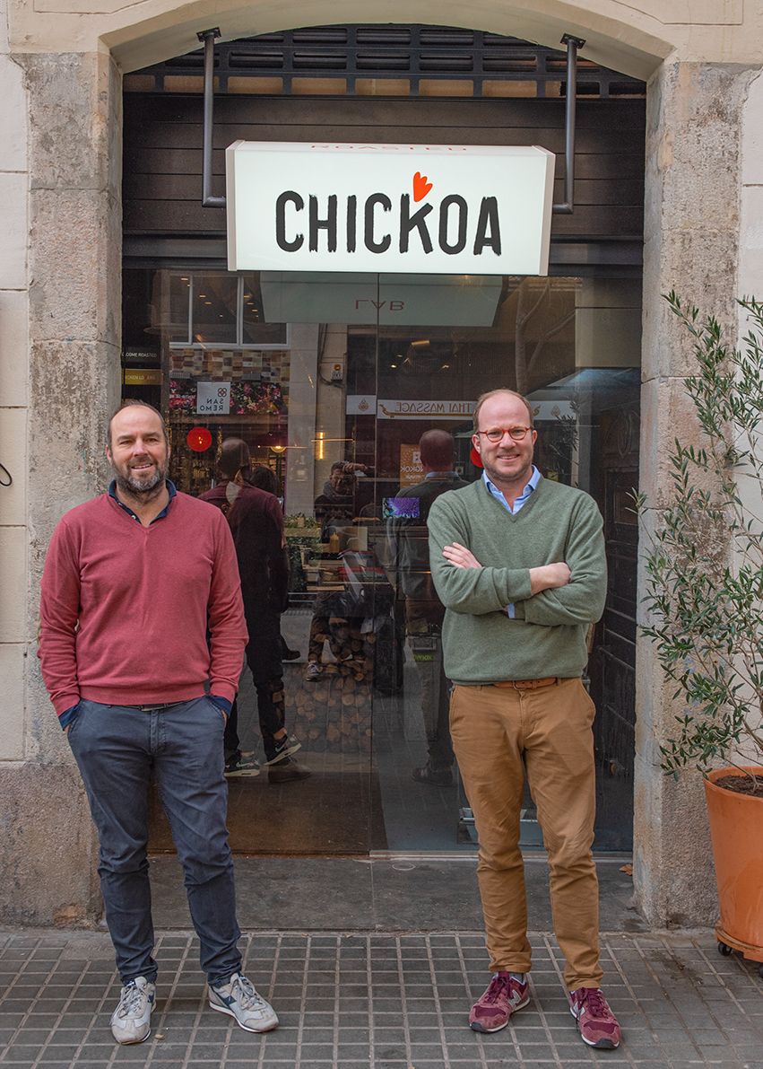 Los hermanos Jover delante de su nuevo restaurante de Barcelona, Chickoa | Cedida