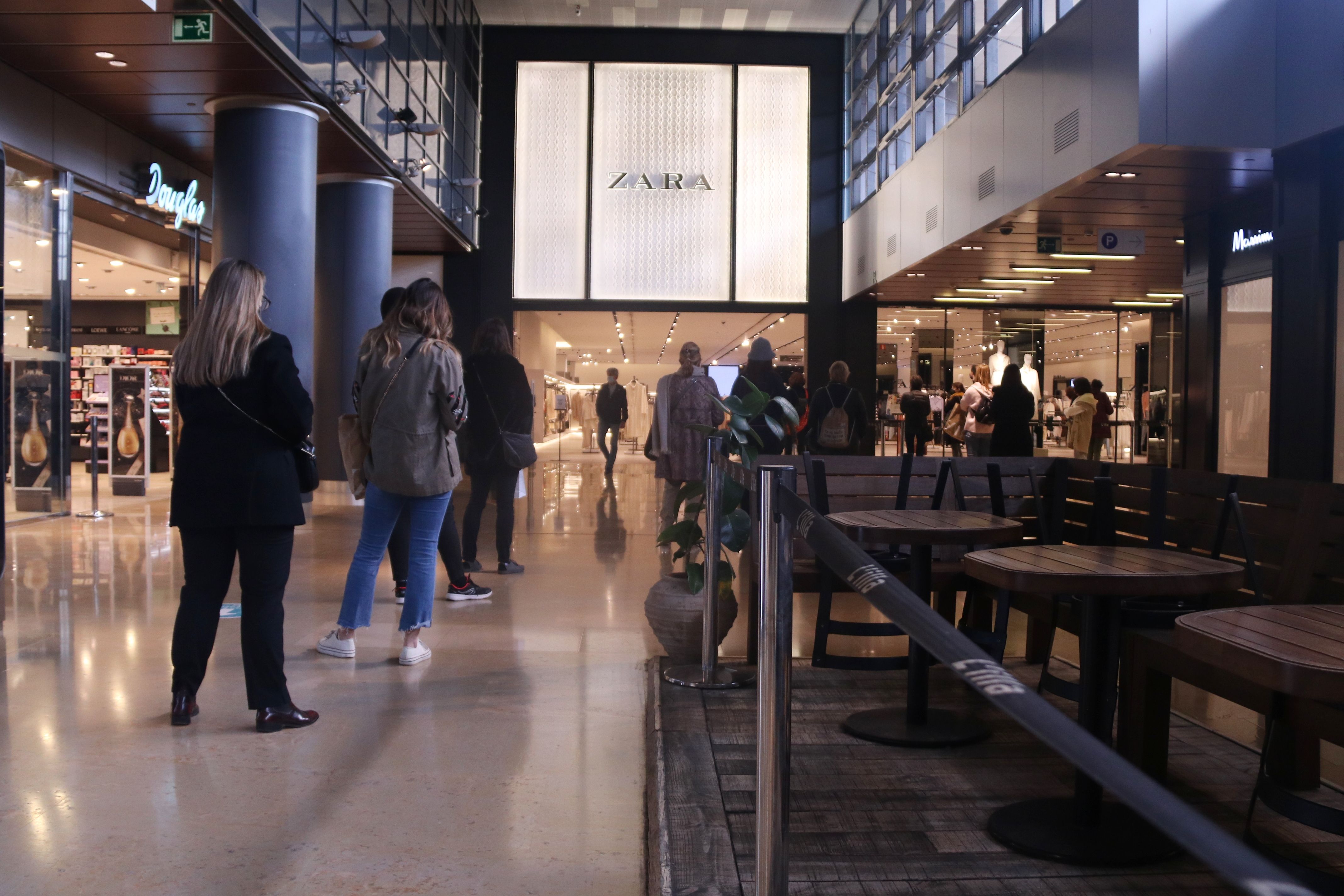 Taules buides a un establiment de restauració del centre comercial l'Illa Diagonal | ACN