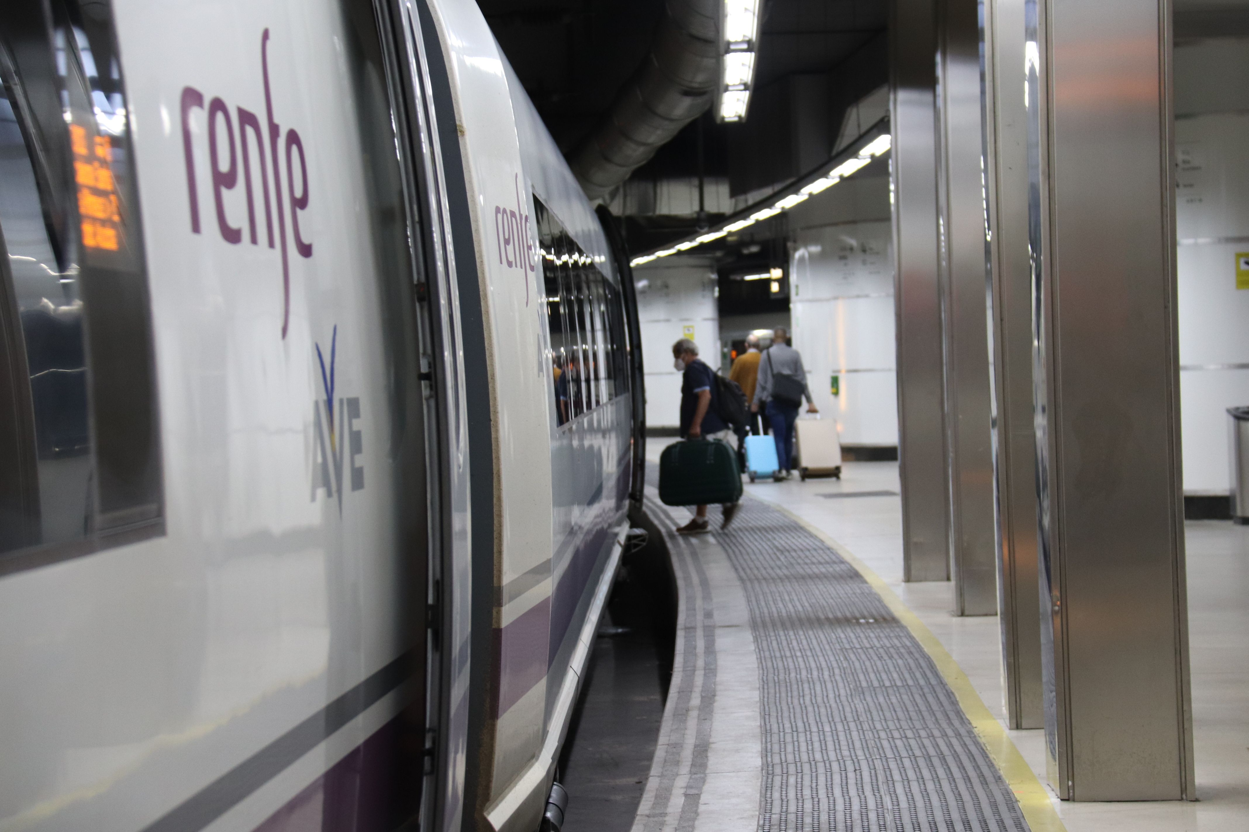 Un tren AVE a l'estació de Sants, en una imatge d'arxiu | ACN