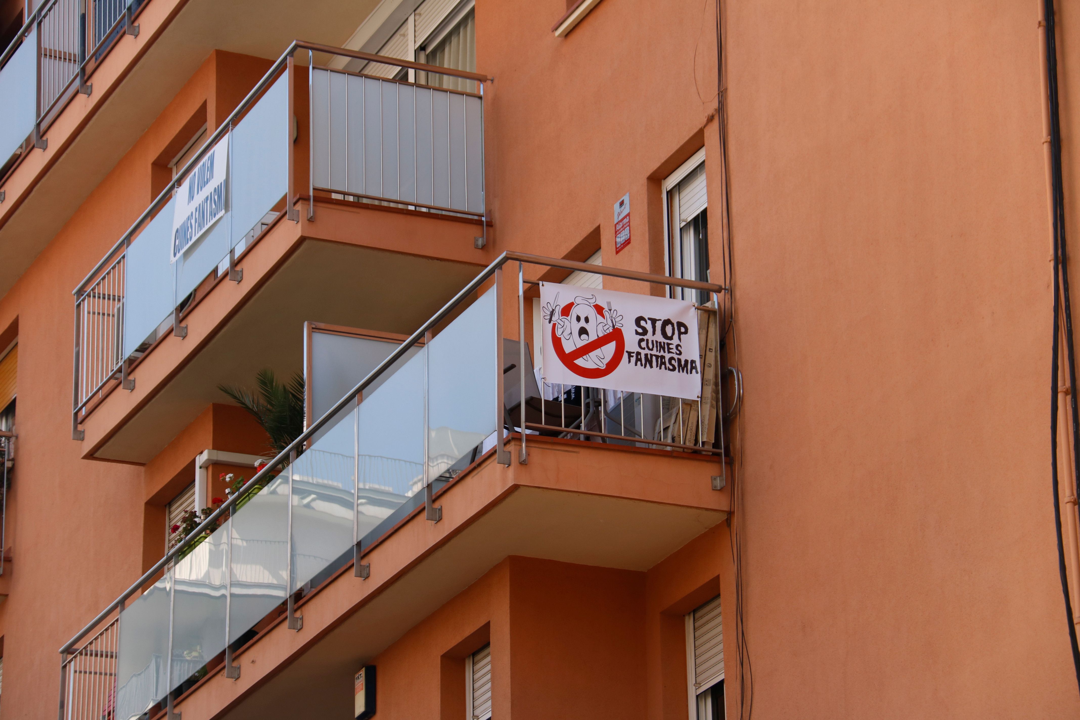 Un cartell penjat a un balcó del barri de Sant Martí de Barcelona contra les 'dark kitchens' | ACN