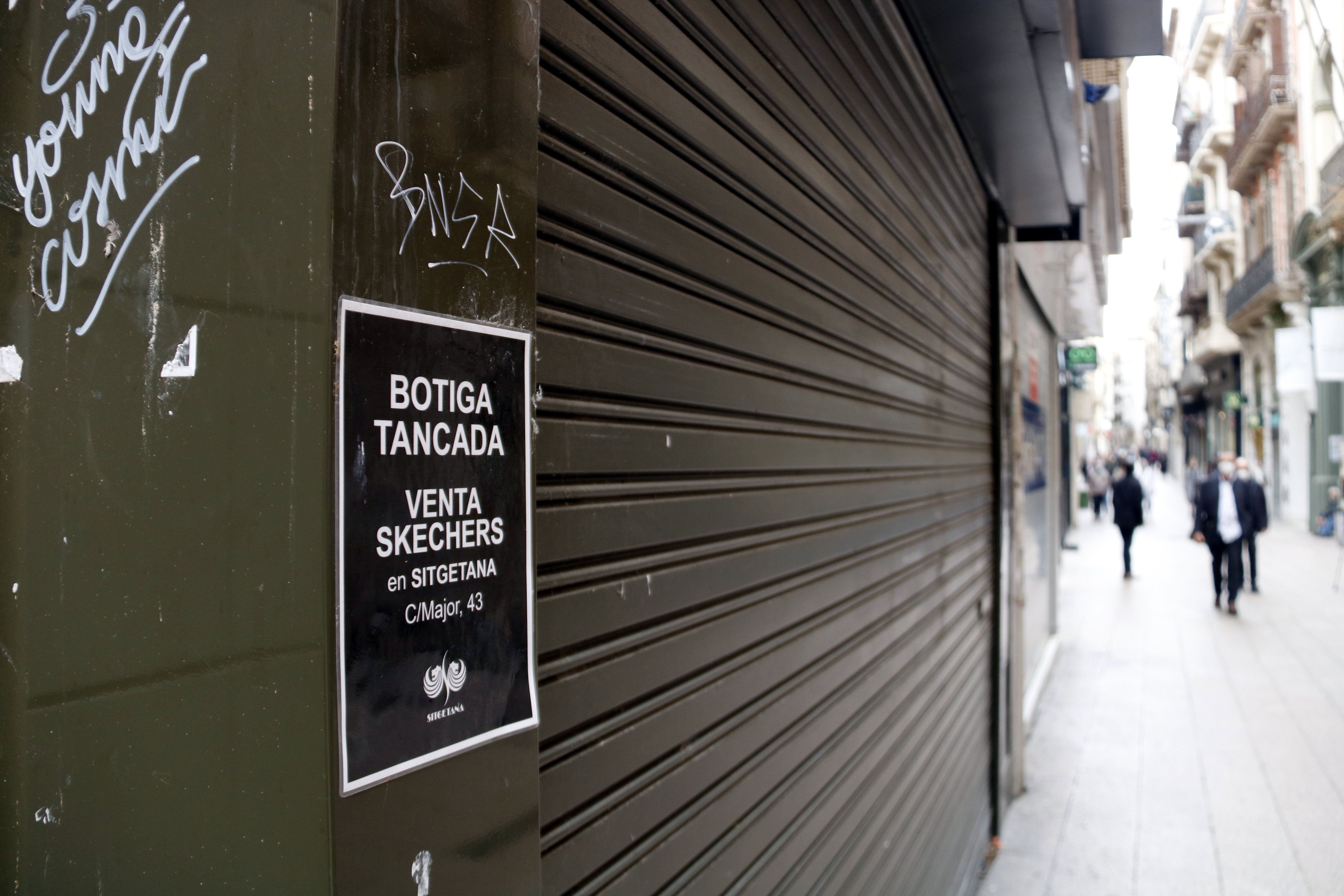 El cartel de un comercio cerrado al Eje Comercial de Lleida | ACN