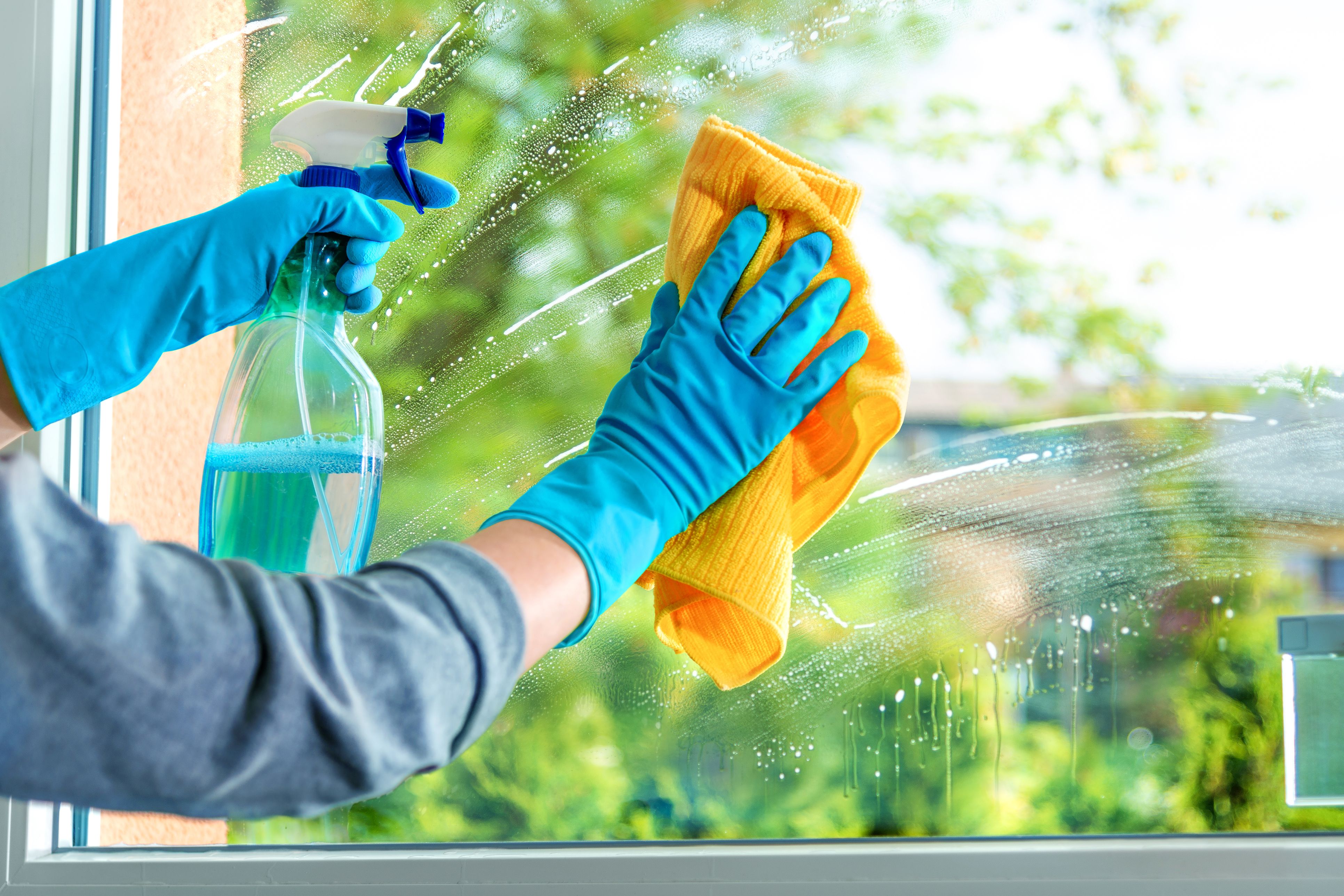 Una trabajadora del hogar limpia una ventana, en una imagen de archivo | iStock