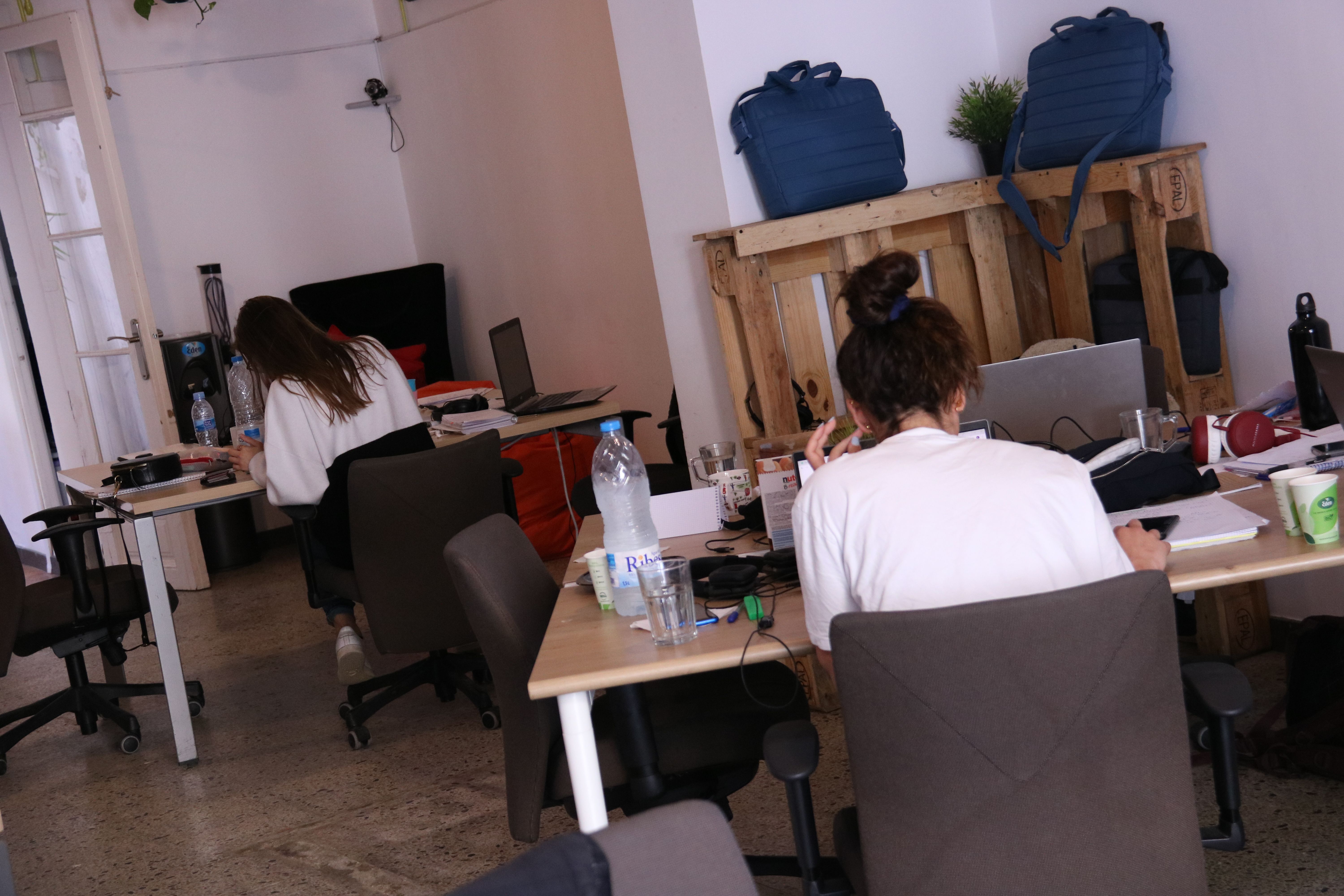 Dos trabajadoras a un 'coworking' | ACN