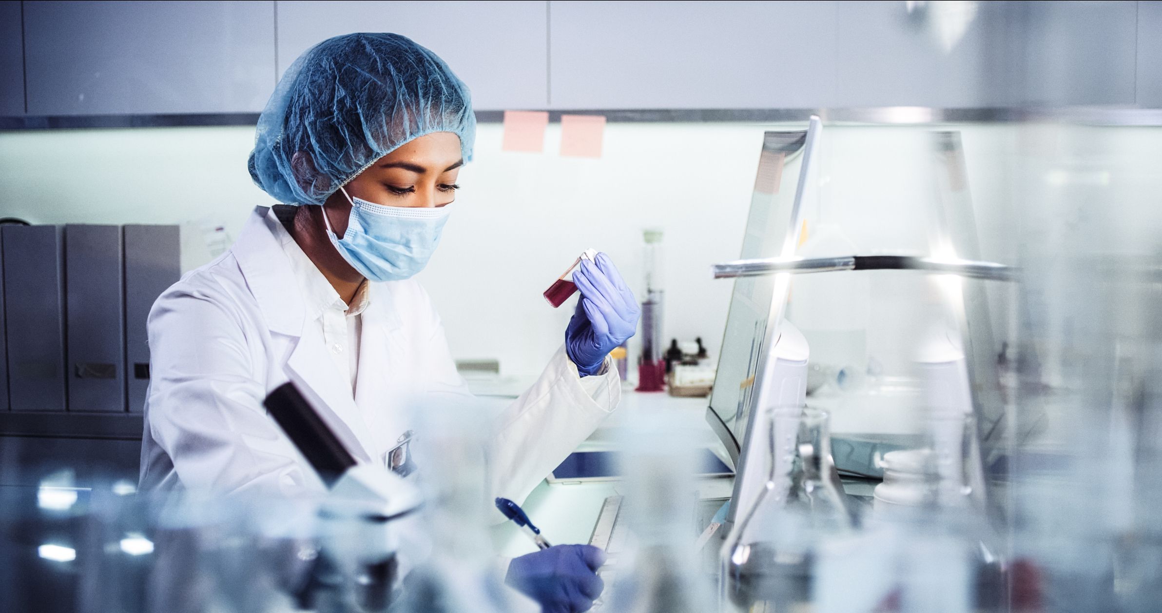 Una investigadora en un laboratorio, en una imagen de archivo, en referencia a la investigación diferenciada por sexo | iStock