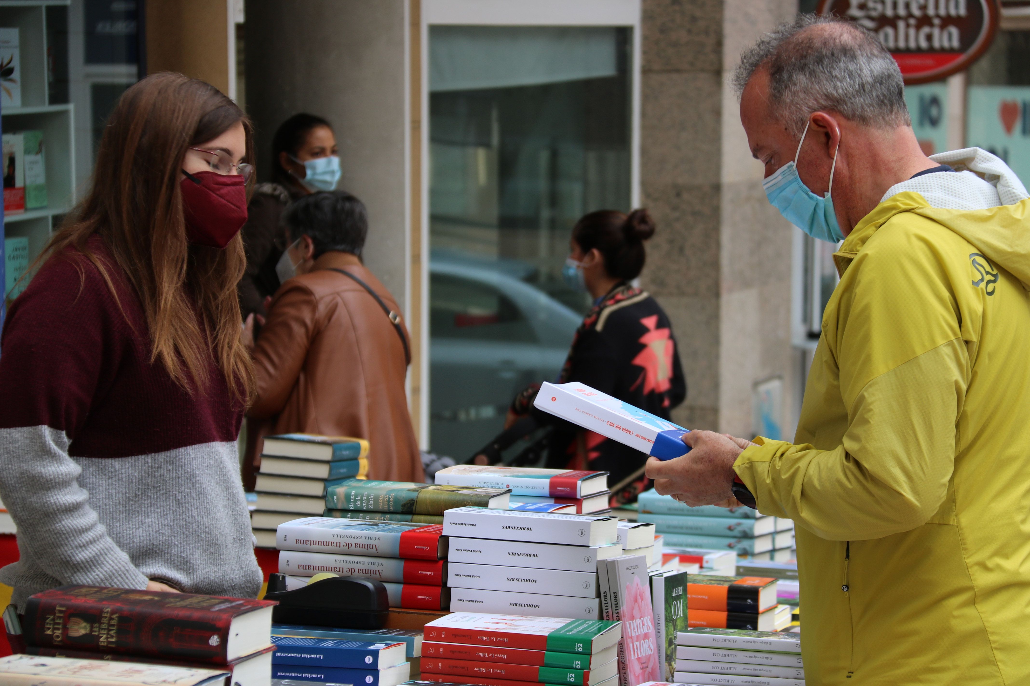 Un cliente mira libros por Sant Jordi | ACN