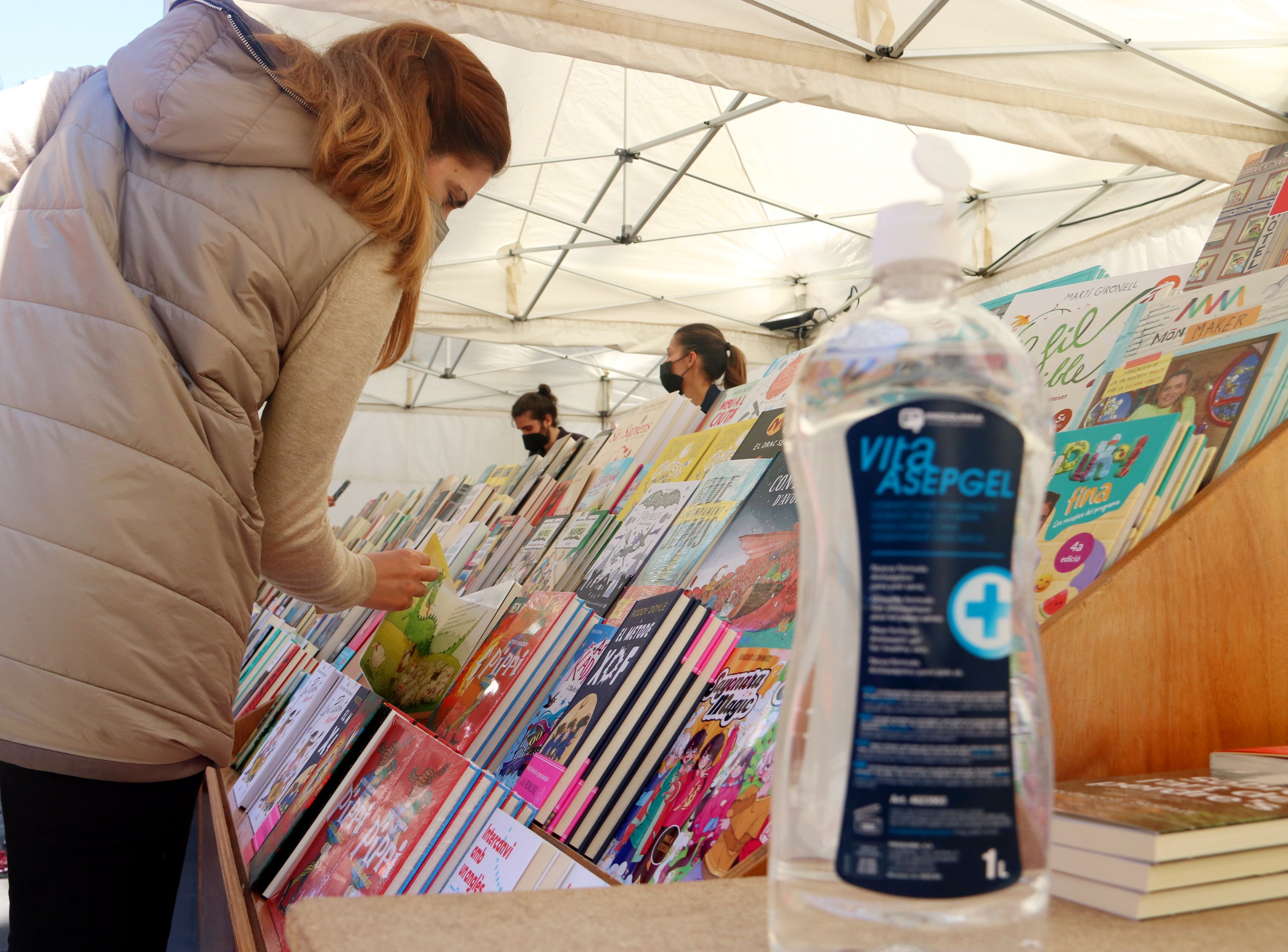 Hielo hidroalcohòlic en una parada de libros por Sant Jordi | ACN