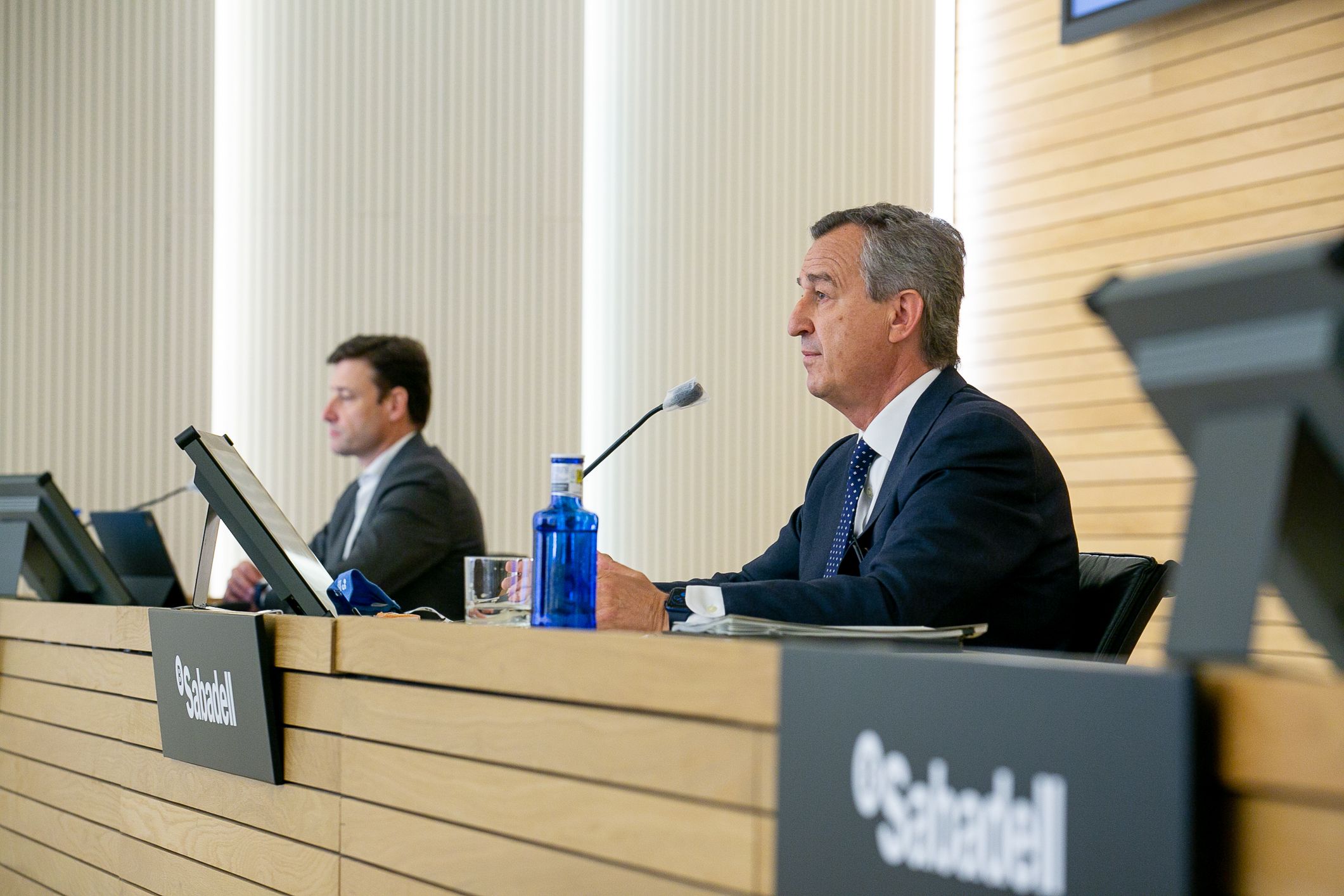 El conseller delegat del Banc Sabadell, César González Bueno, en primer pla, i el director financer de l'entitat, Leopoldo Alvear, al fons | Cedida