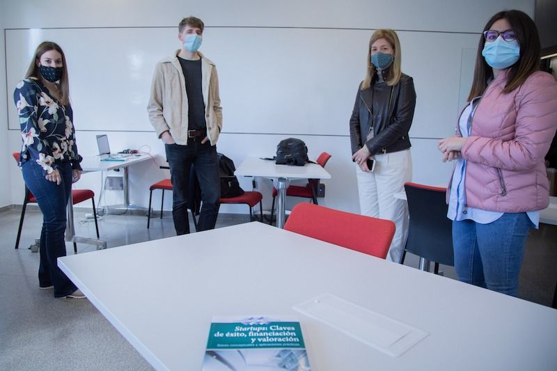 Júlia Micó y Tomàs Lóbez, alumnos del programa StartLab, junto a la directora de la EMBA, Susana Domingo, y la profesora Fàtima Vidal, impulsoras de la iniciativa | Cedida