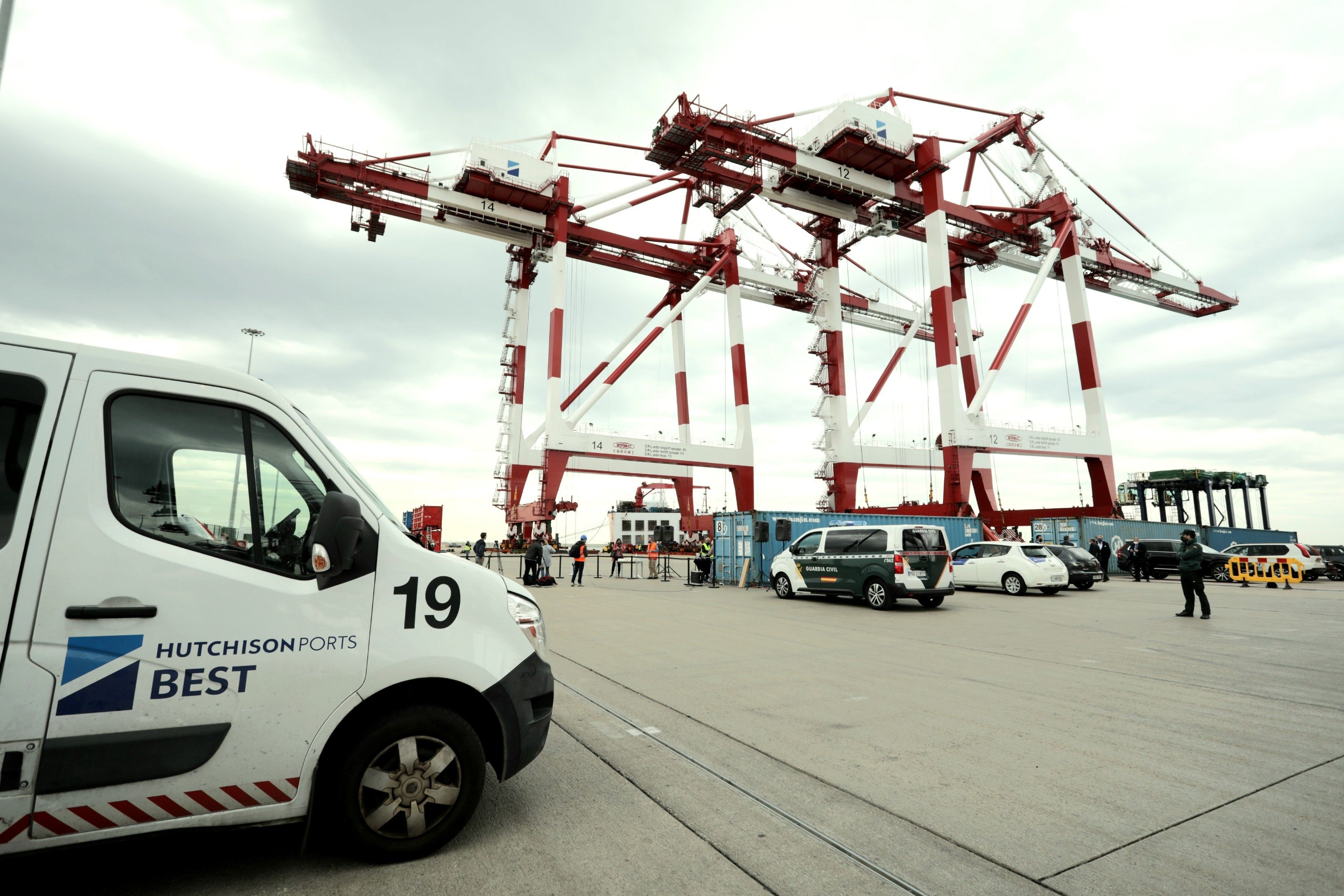 Arribada de les dues noves grues super post Panamax a la terminal BEST del Port de Barcelona | Cedida