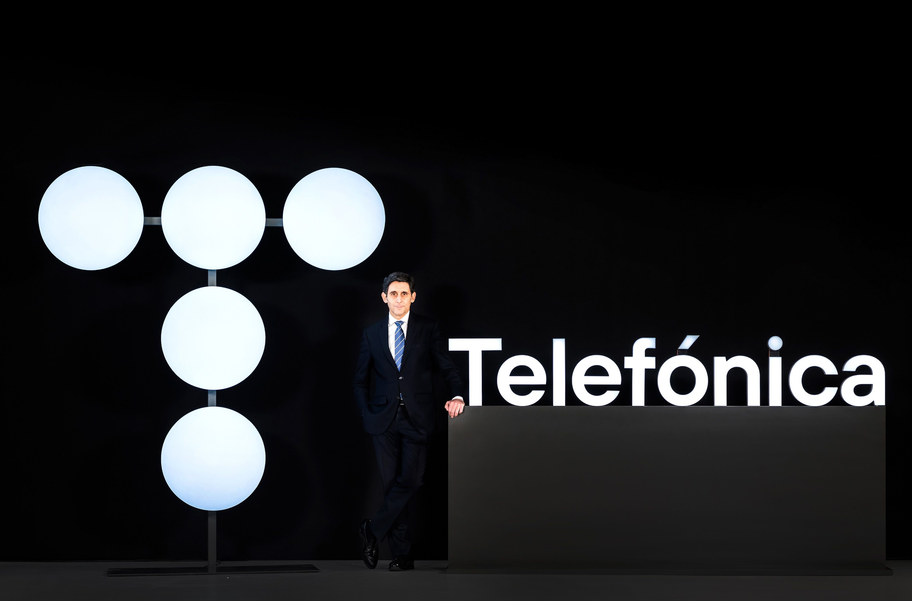 El presidente de Telefónica, José María Álvarez Pallete, con el nuevo logo de la compañía |Europa Press