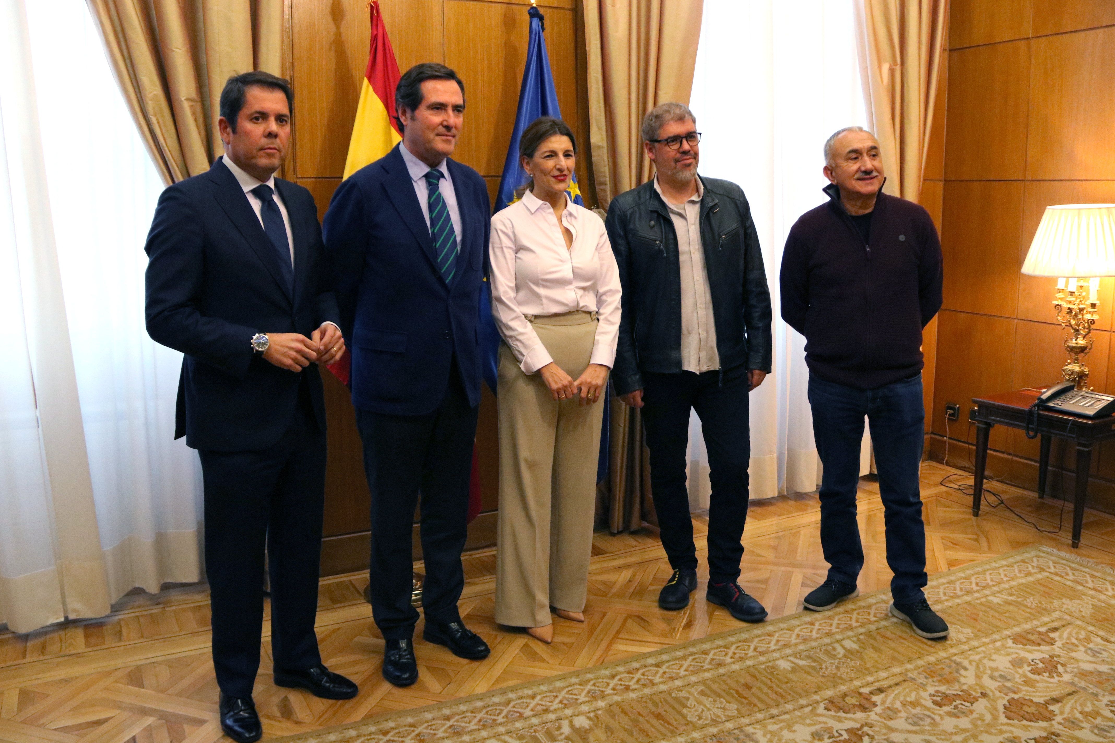 El presidente de la CEOE Antonio Garamendi en una reunión con la ministra de Trabajo Yolanda Díaz y el resto de representantes de los agentes sociales | ACN