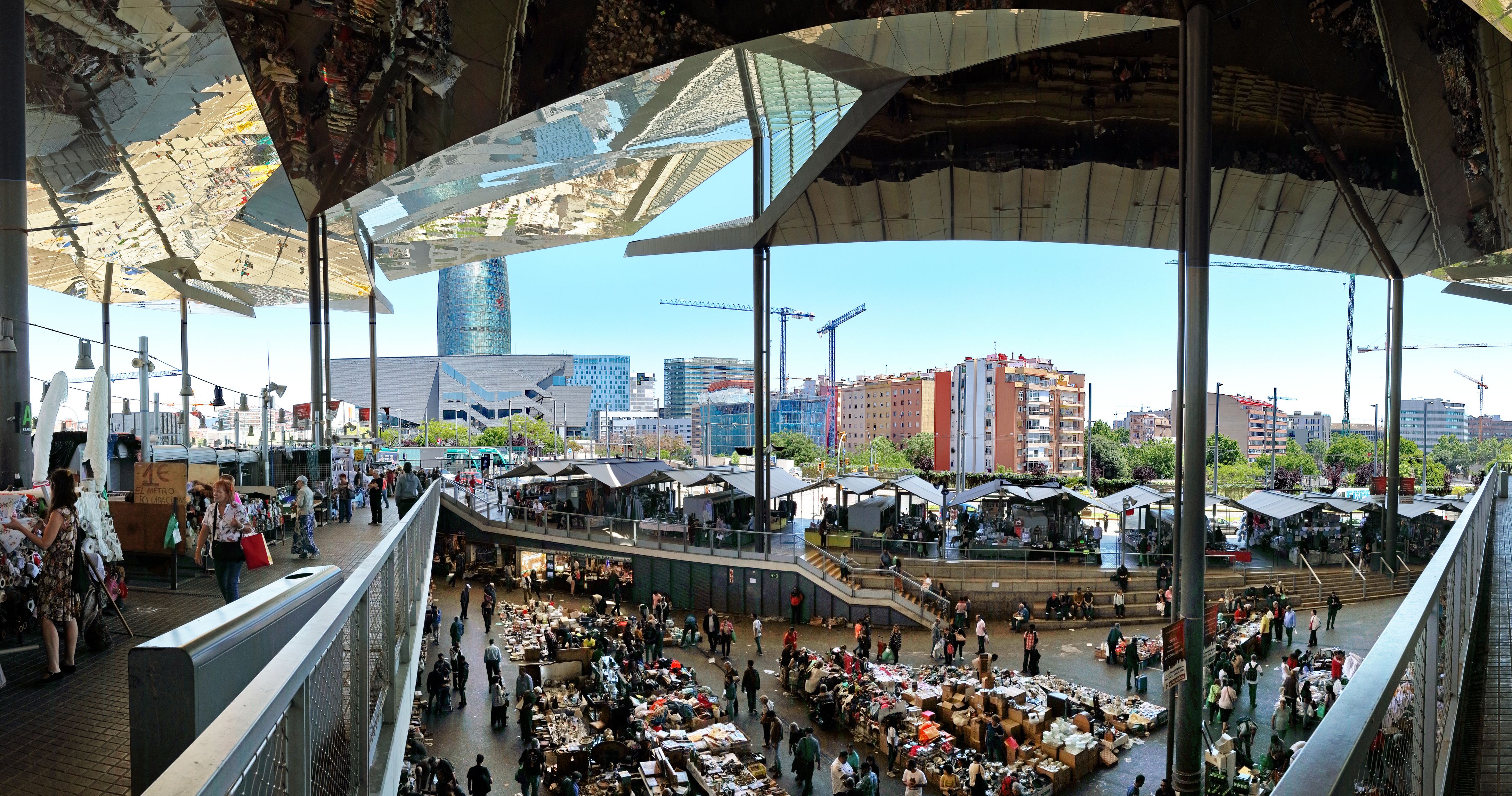 Imagen de archivo del Mercado de los Encantos de Barcelona, donde los antiquaris venden objetos muy variados | iStock