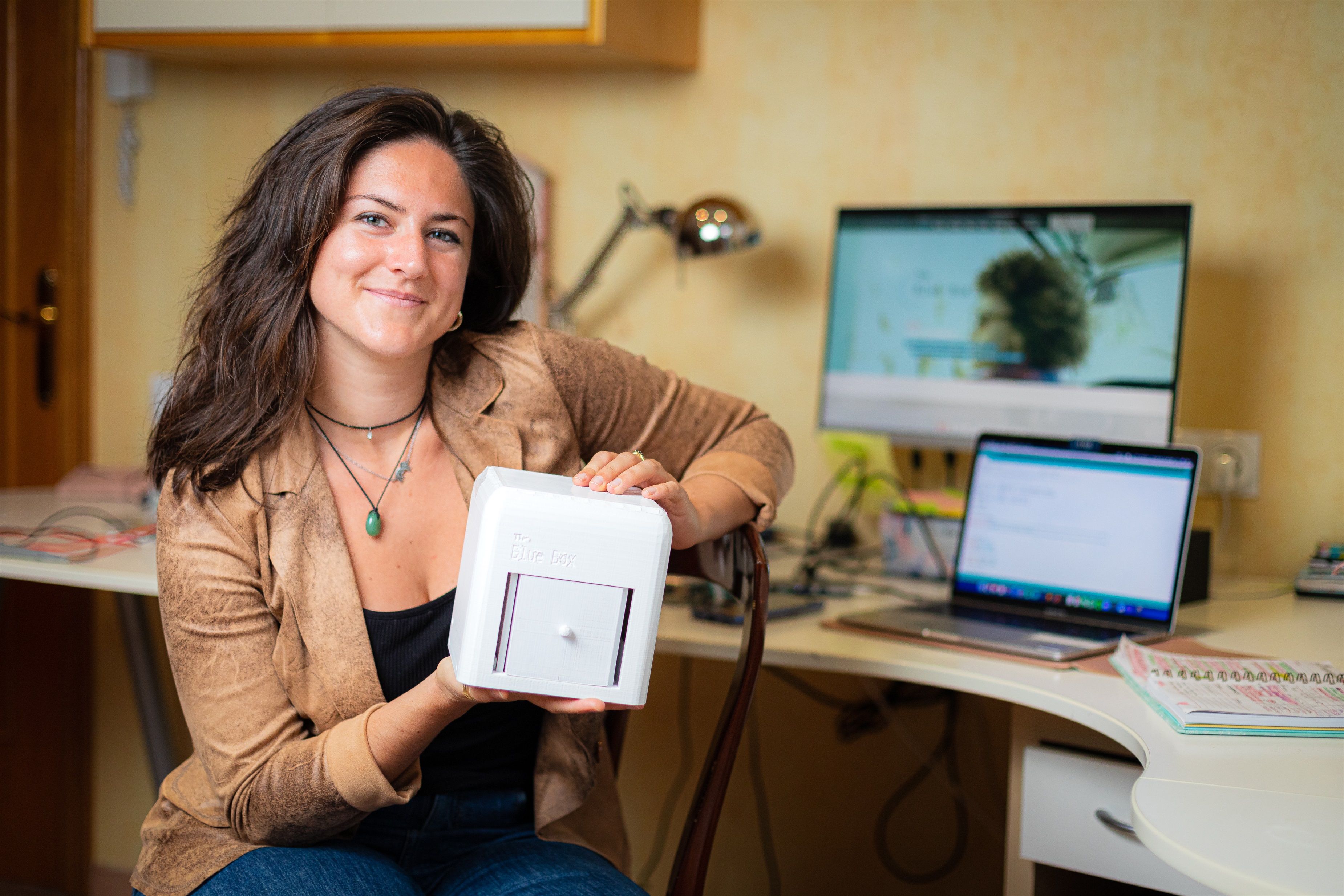 La ingeniera Judit Giró con el prototipo de The Blue Box | Europa Press