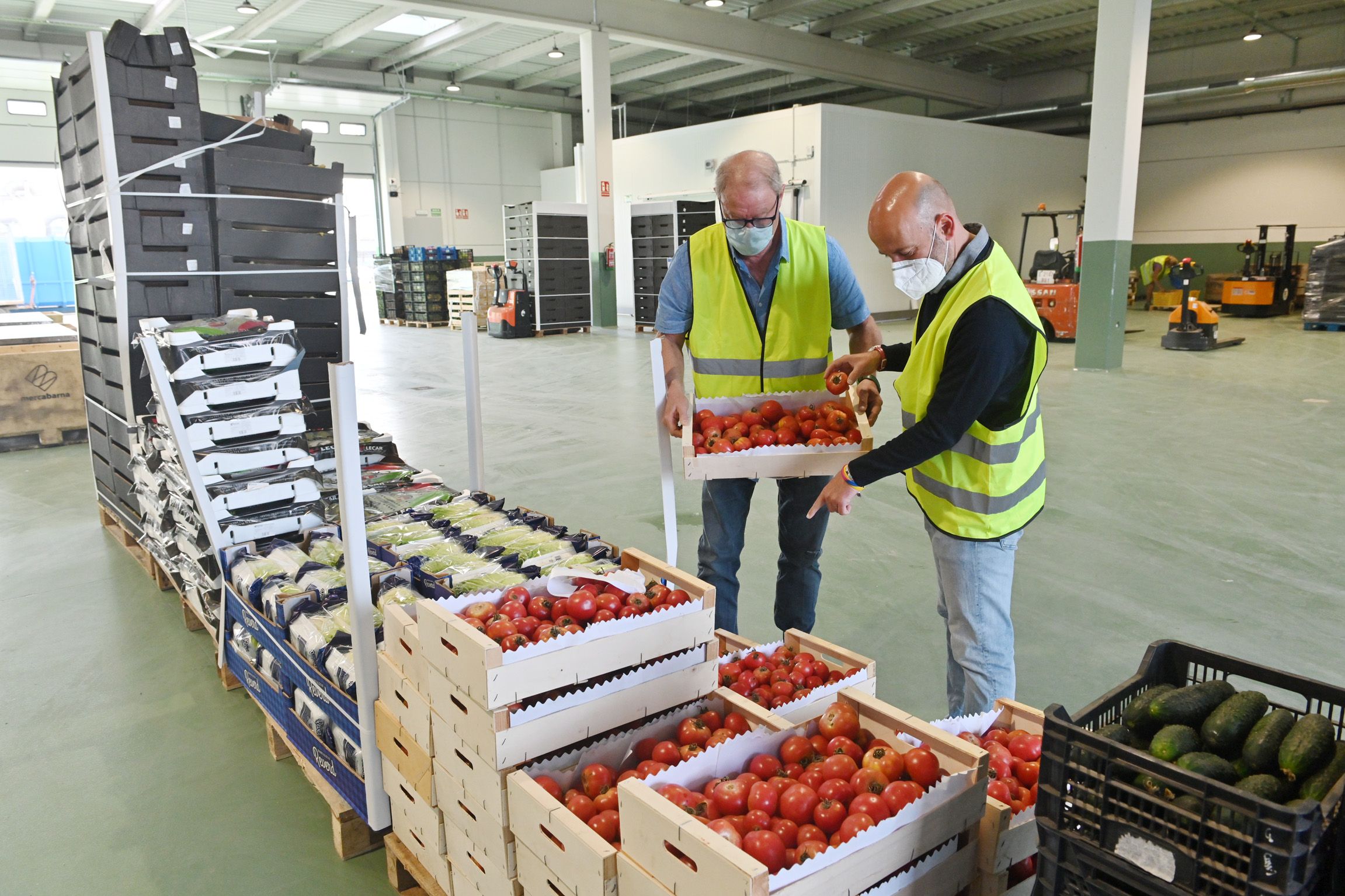 Voluntarios en la sede del Banco de Alimentos a Mercabarna | ACN