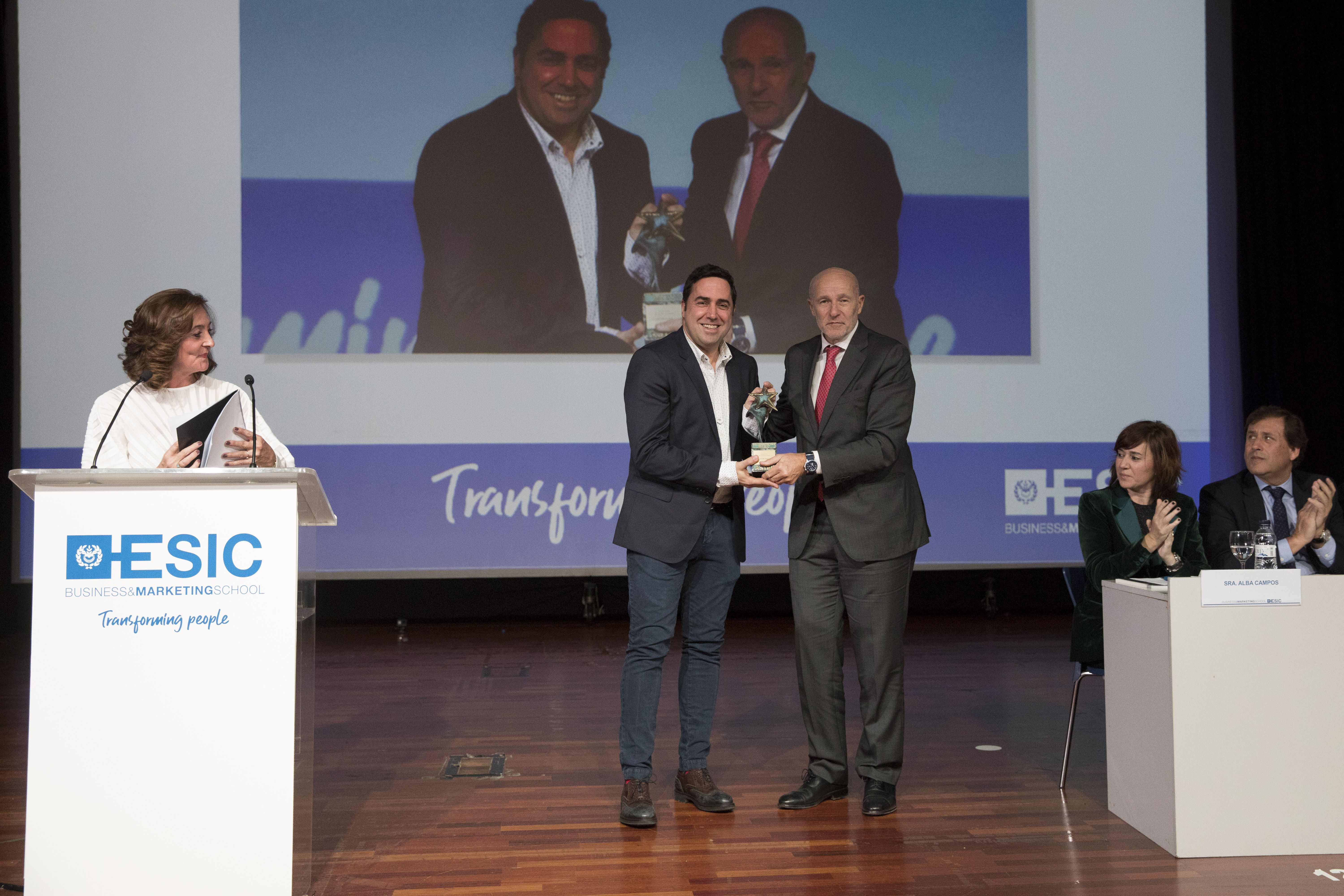 Carlos Grau, CEO de la Mobile World Capital Barcelona, hace entrega del Premio Aster ESIC de Innovación Digital 2019 a Festival Cruïlla, recogido por su director, Jordi Herreruela.