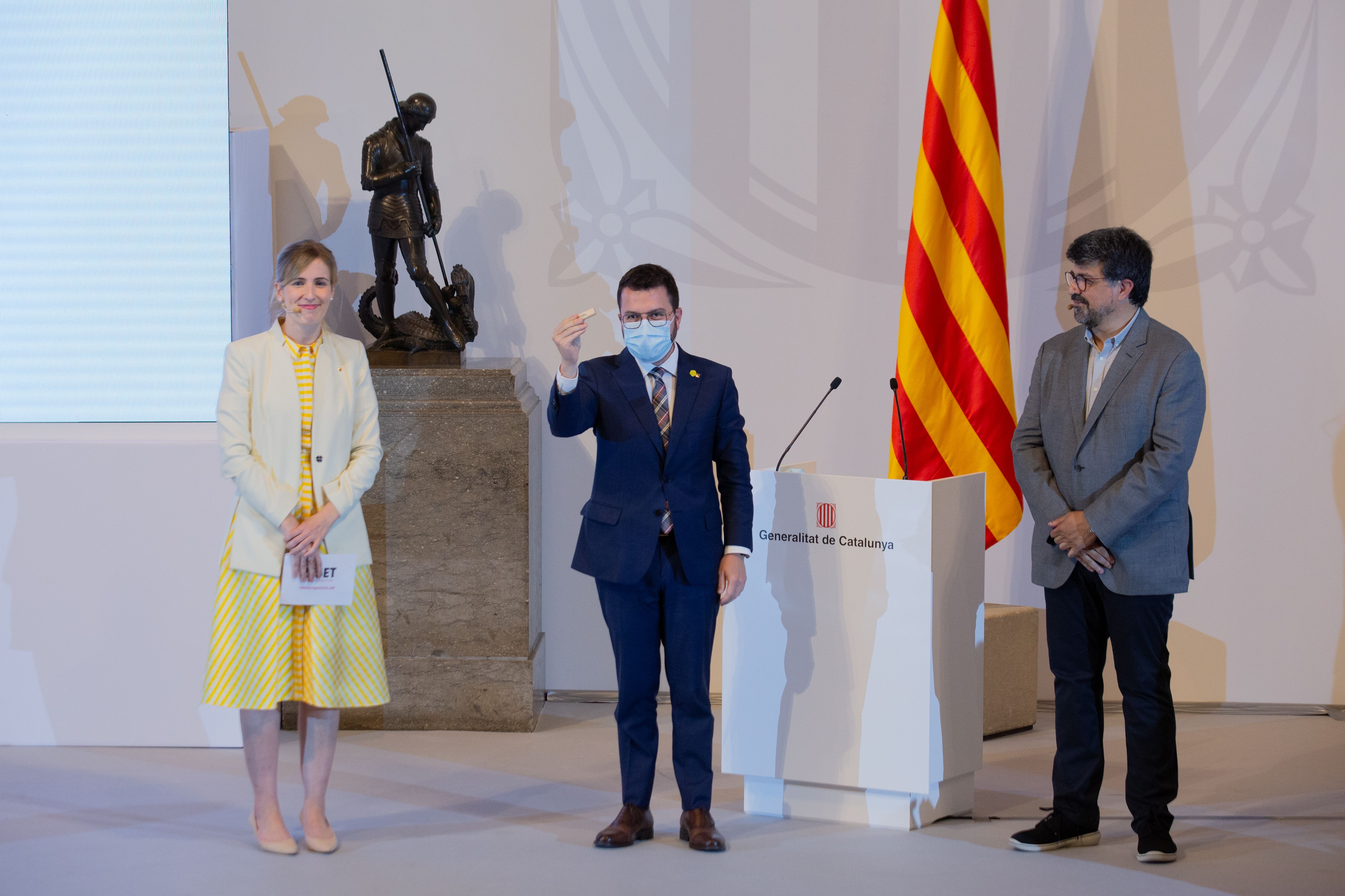 La consellera Victòria Alsina, el president Pere Aragonès i l'expert Genís Roca. | EP