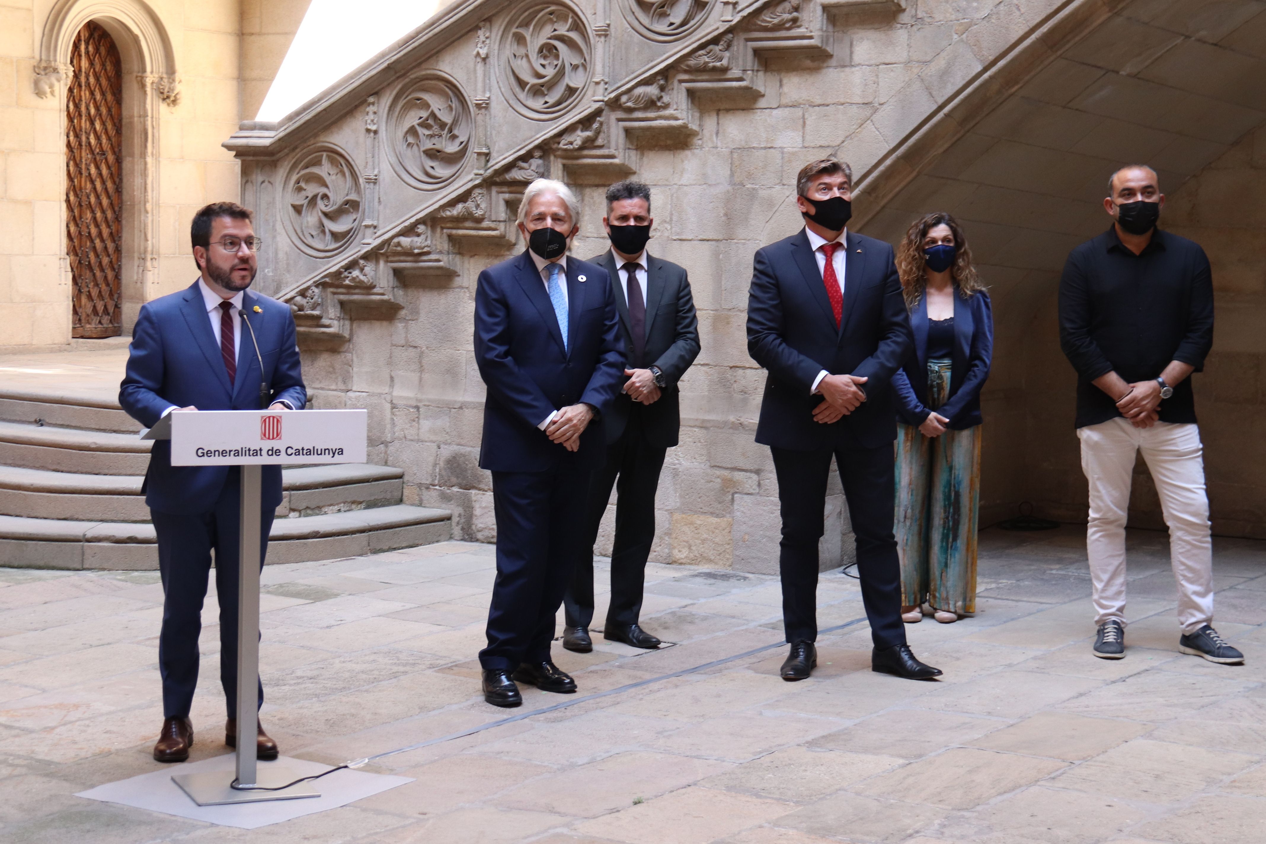 El President de la Generalitat, Pere Aragonès, amb els representants dels agents socials del país | ACN