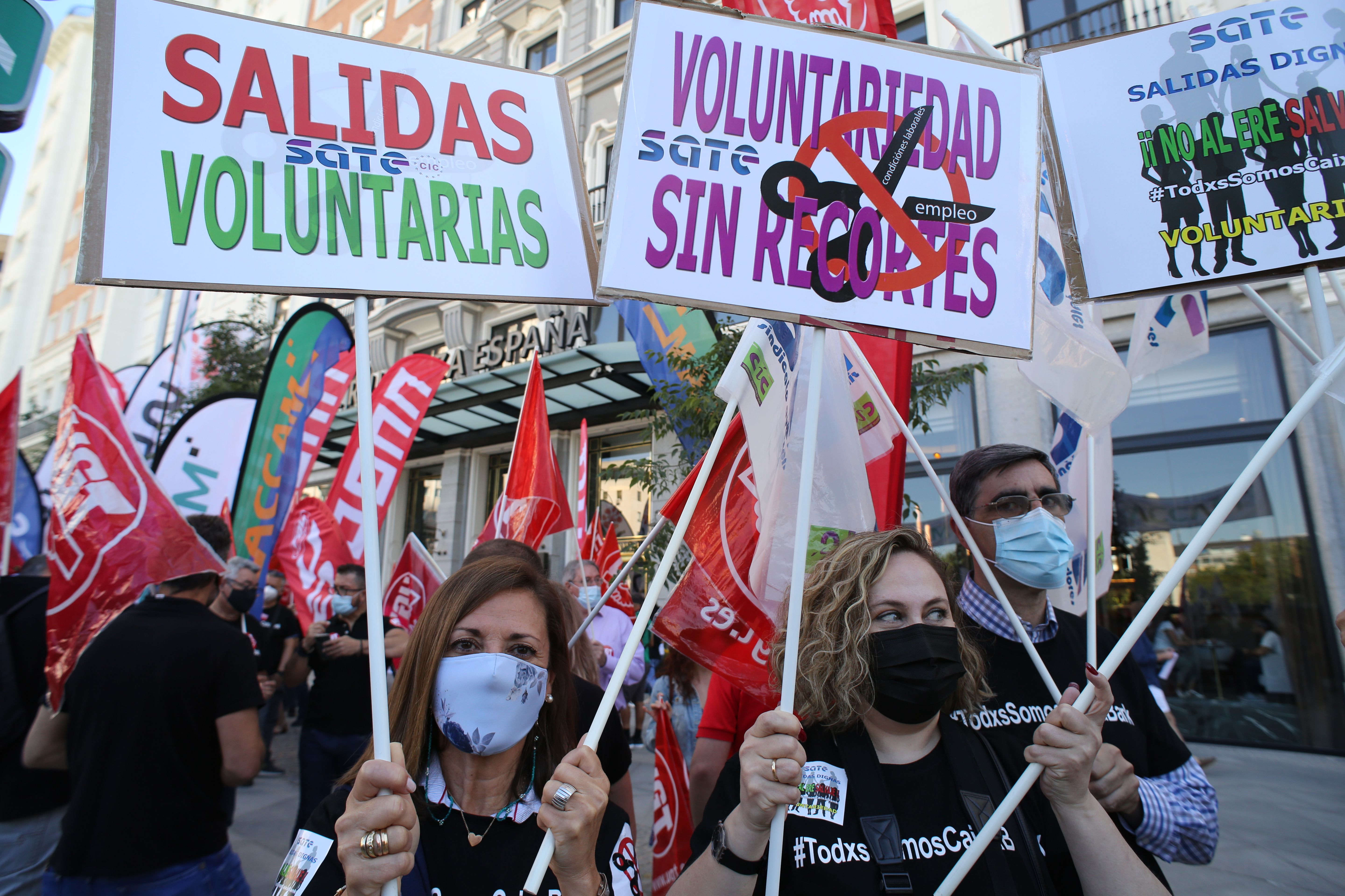 Trabajadores de CaixaBank en las protestas contra las retalades | Europa Press