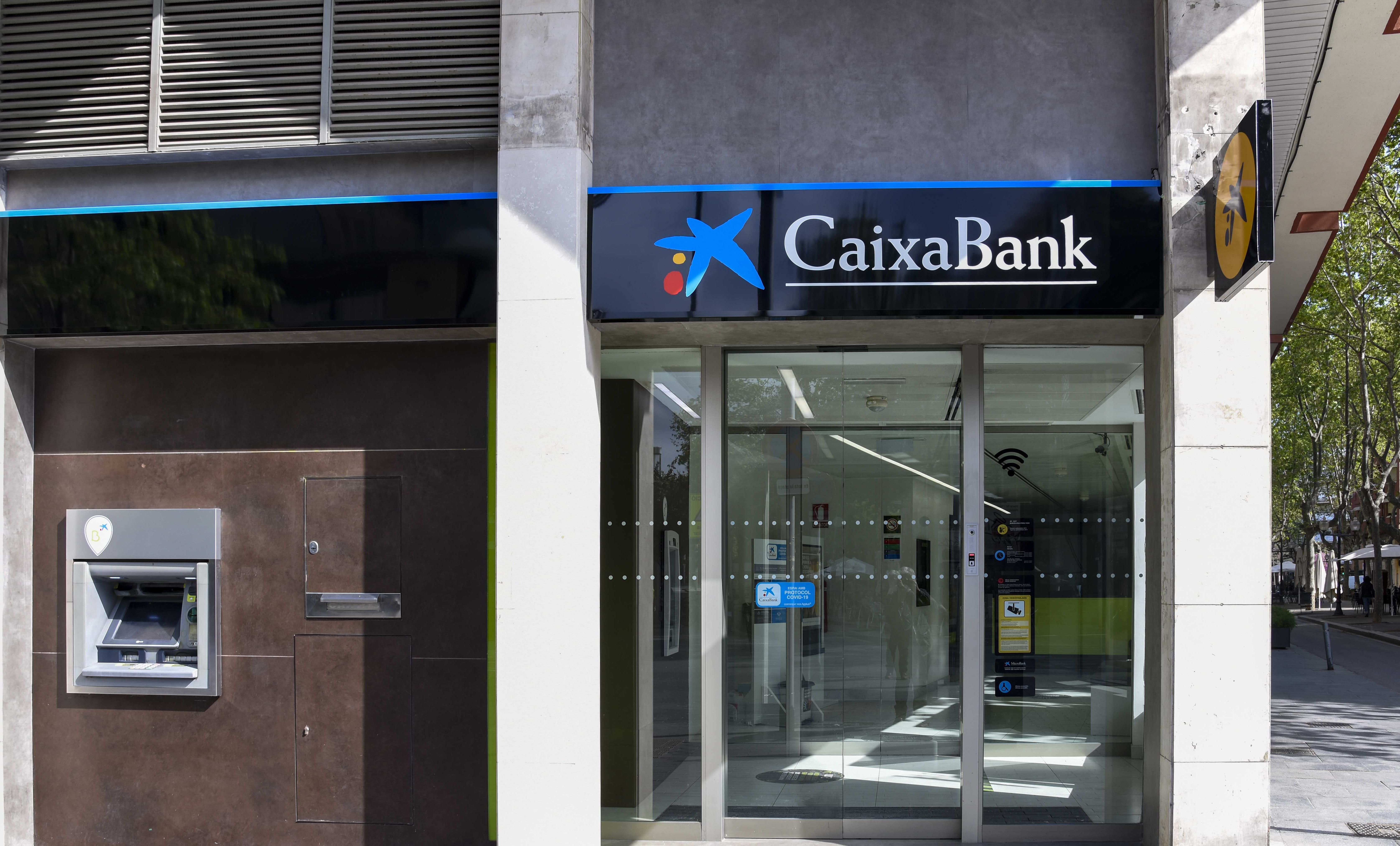 Una antiga oficina de Bankia, amb les noves retolacions de CaixaBank | Cedida