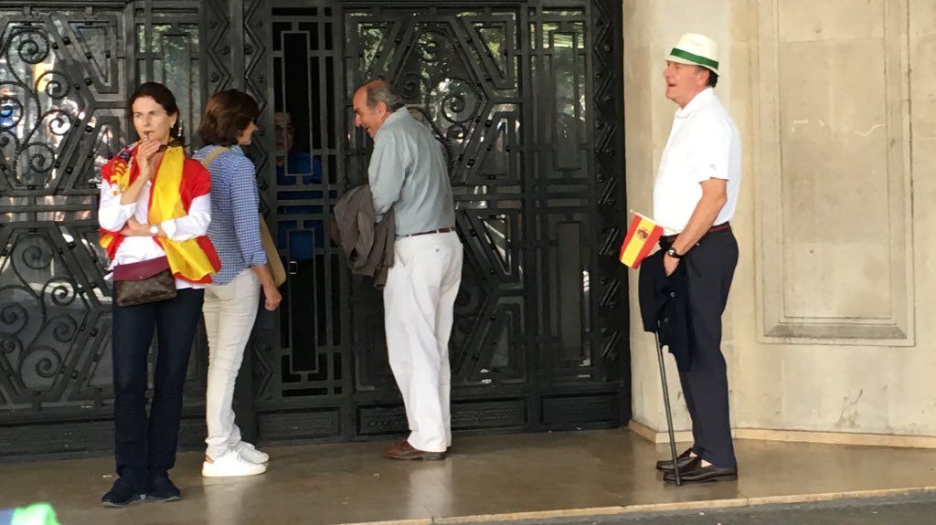 Gay de Montellà i Enric Lacalle a l'entrada de Foment del Treball | TWITTER