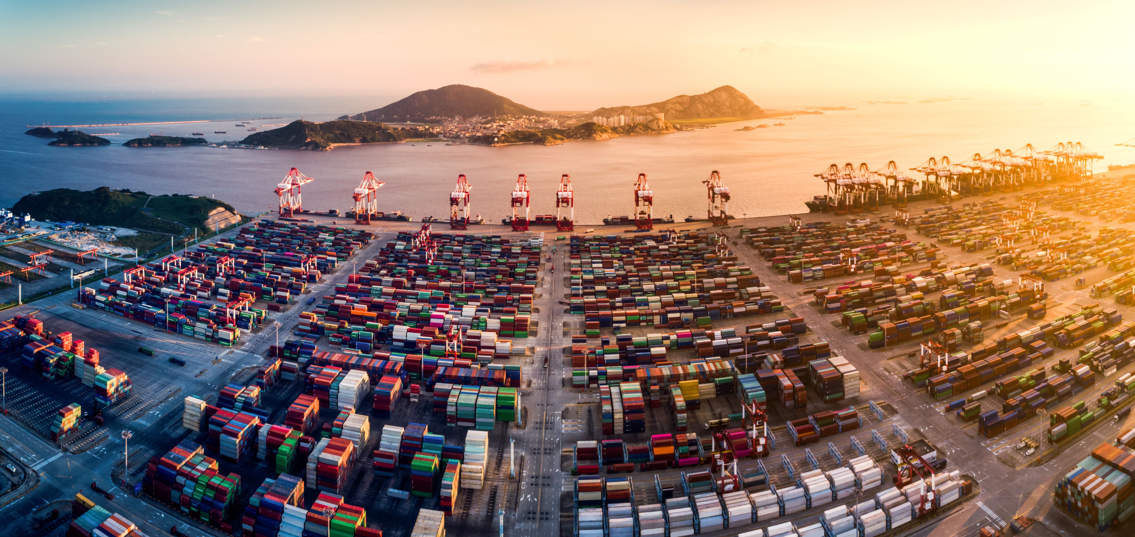 Imatge aèria del Port de Barcelona, que ha millorat el tràfic de contenidors previ a la pandèmia | iStock