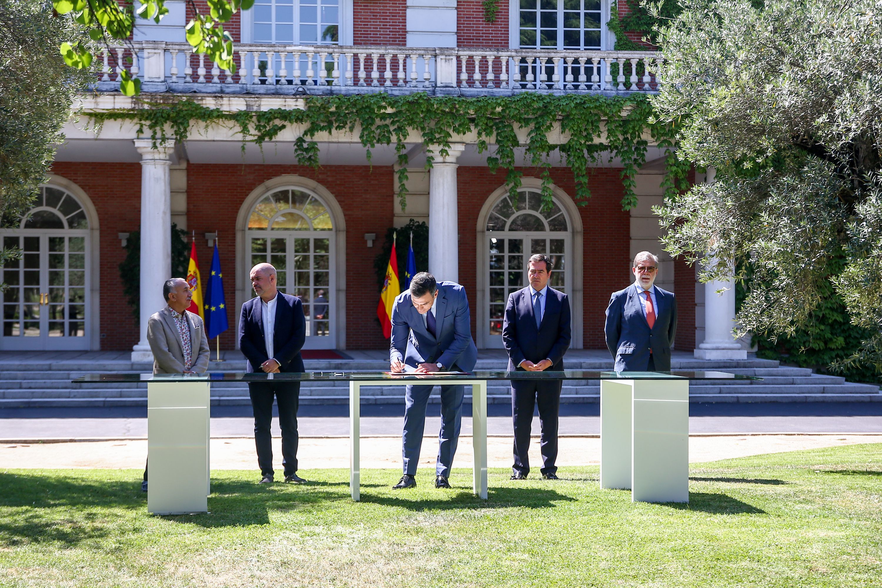 El presidente del Gobierno español, Pedro Sánchez, y los representantes de sindicatos y patronales, firman el acuerdo de las pensiones | Europa Press