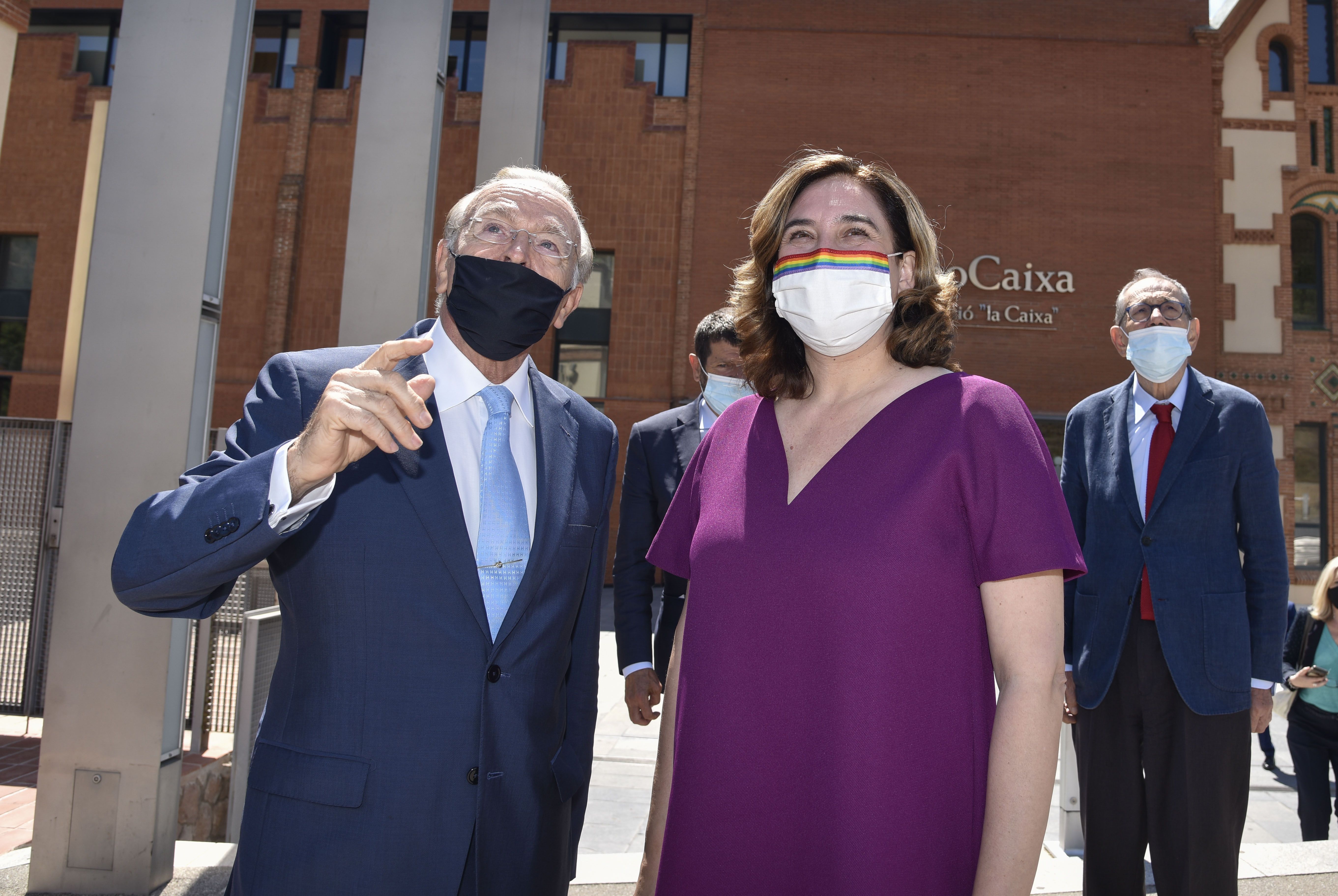 El president de la Fundació 'la Caixa', Isidre Fainé, i l’alcaldessa de Barcelona, Ada Colau, durant la presentació d’un acord per a la creació de CaixaResearch Institute | Cedida