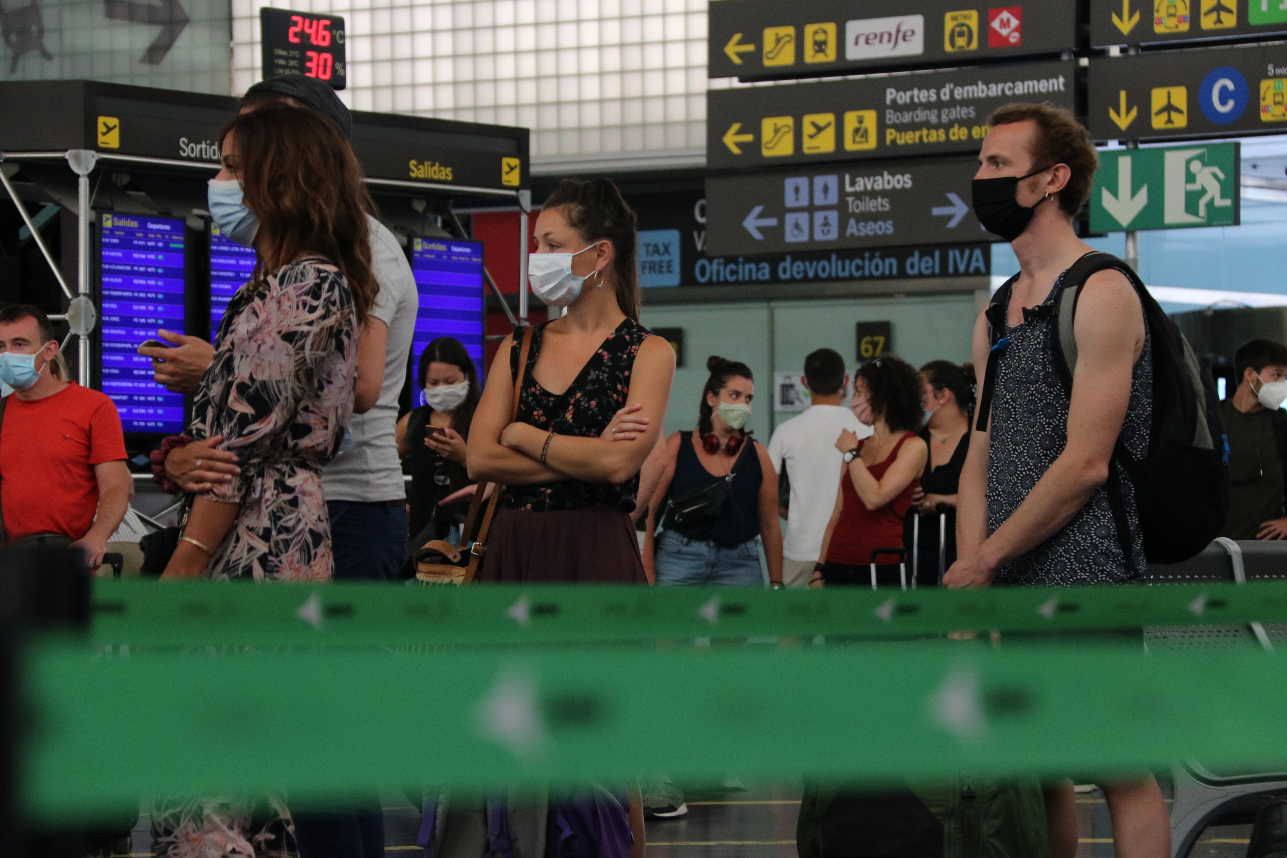 Turistes amb mascareta a la zona d'embarcament de l'Aeroport del Prat | ACN