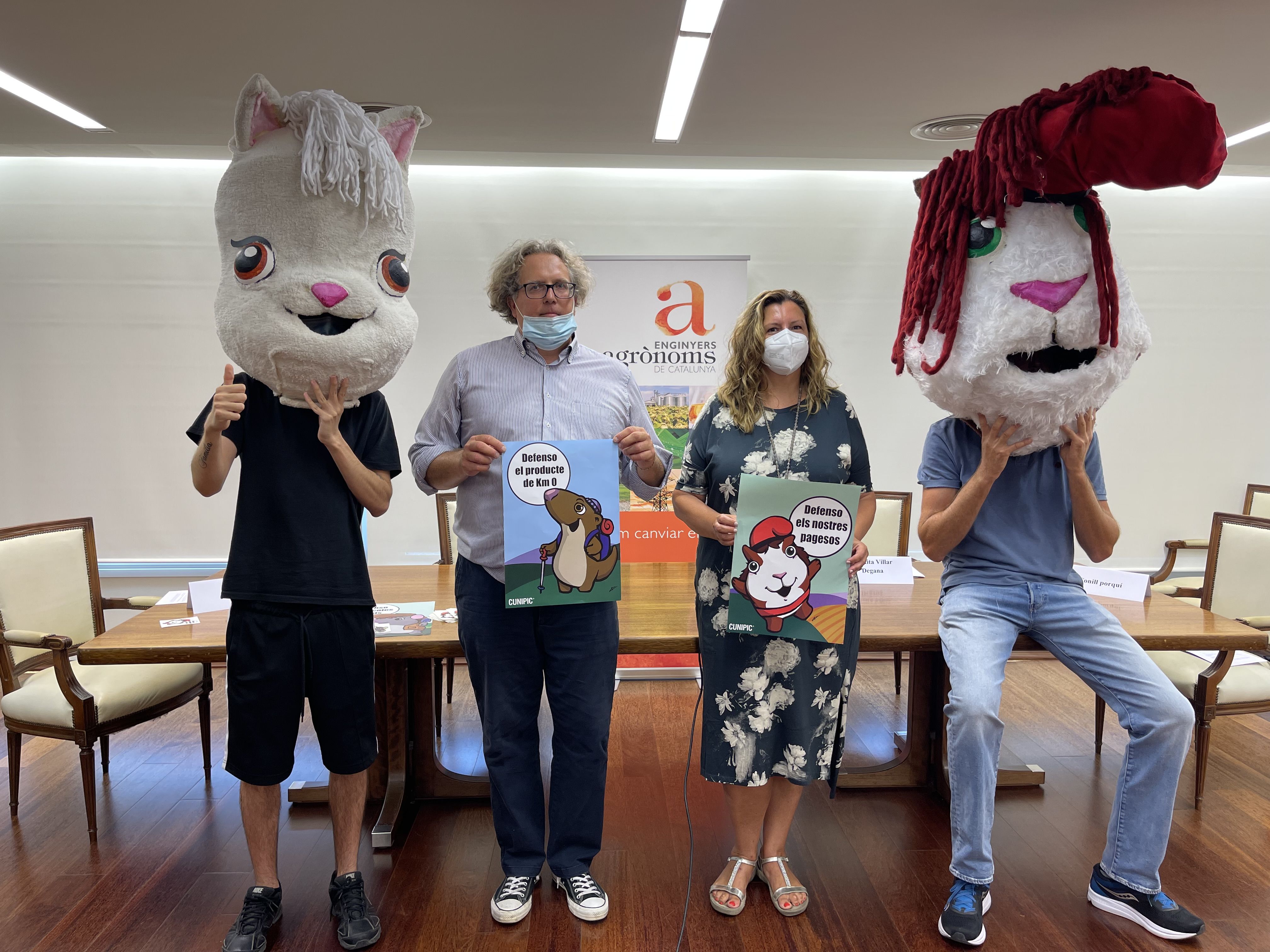 Els promotors de la campanya en suport del món rural amb les mascotes de l'empresa CUPNIC | Cedida