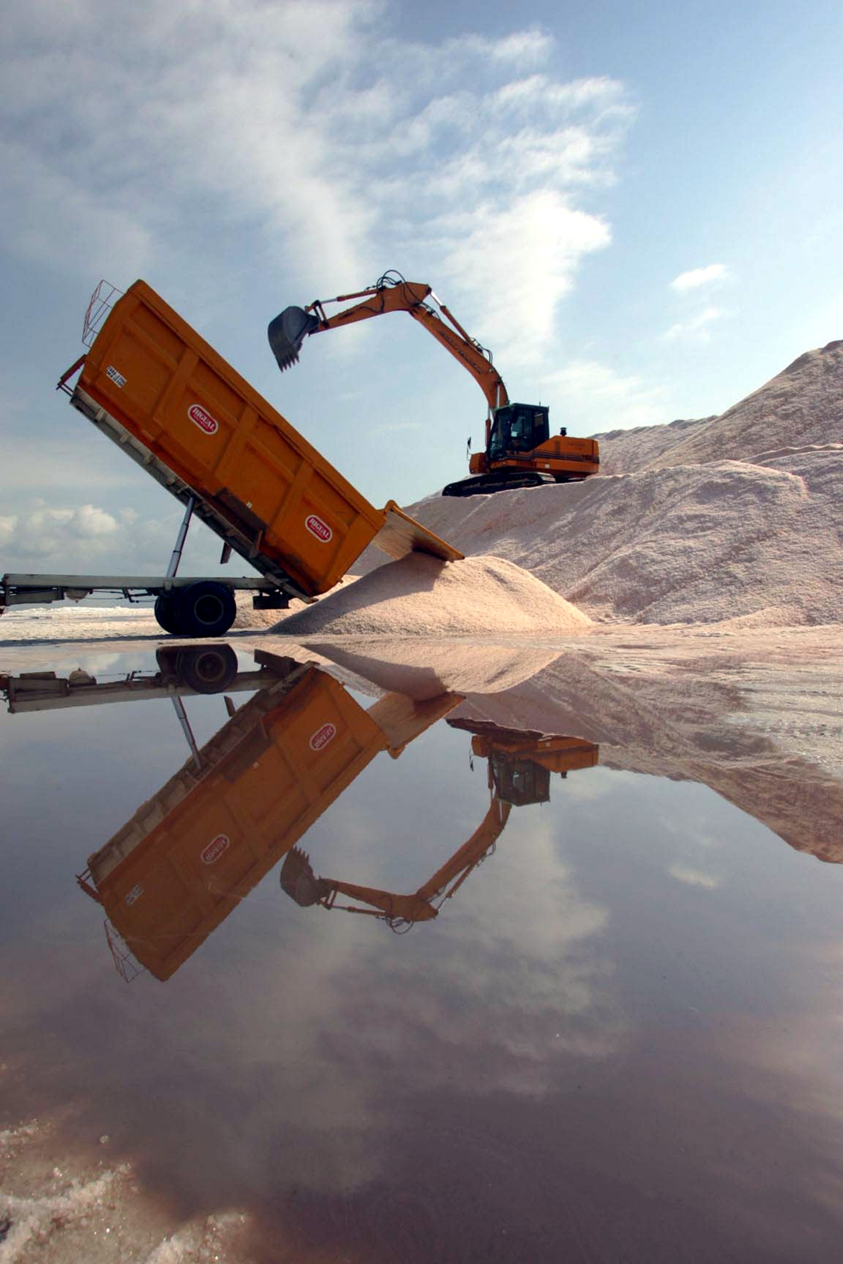 Una excavadora recoge sal en el delta de l'Ebre | ACN