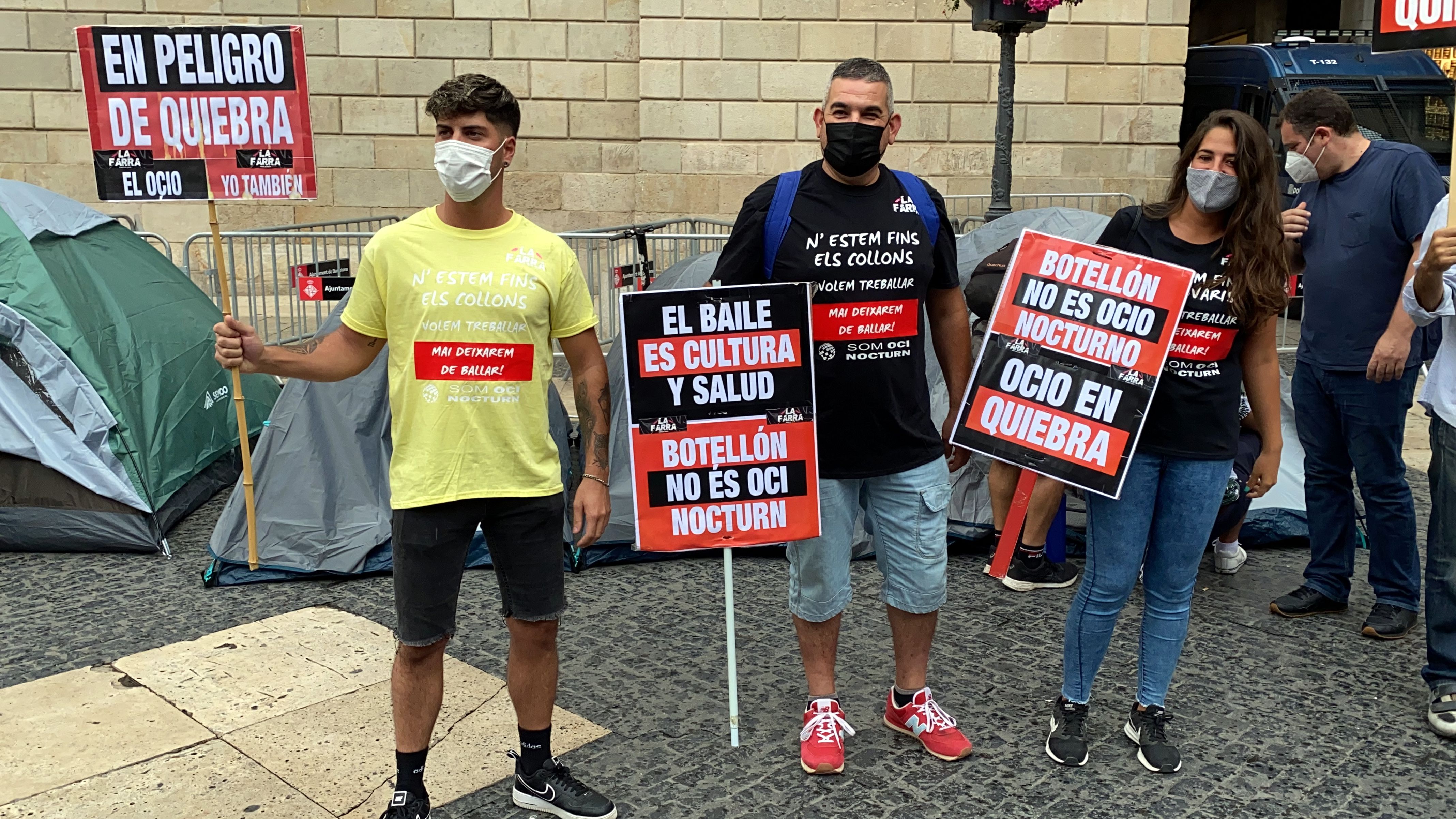 Empresarios del ocio nocturno en la plaza de Sant Jaume protestan por el cierre del sector | ACN