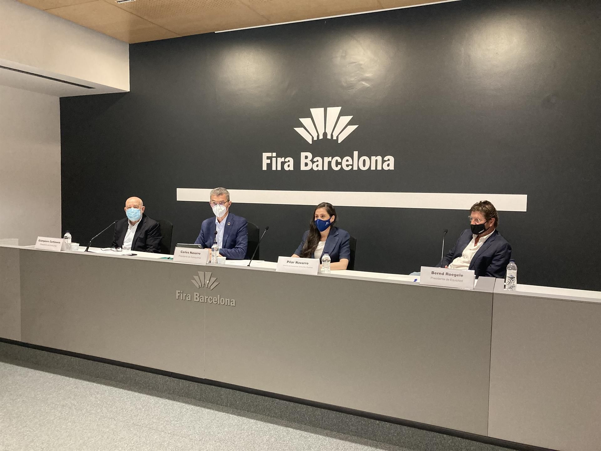 Els presidents d'Eurosurfas, Giampiero Cortinovis; Expoquimia, Carles Navarro; i Equiplast, Bernd Roegele; i la directora de les tres fires, Pilar Navarro, durant la presentació | Europa Press