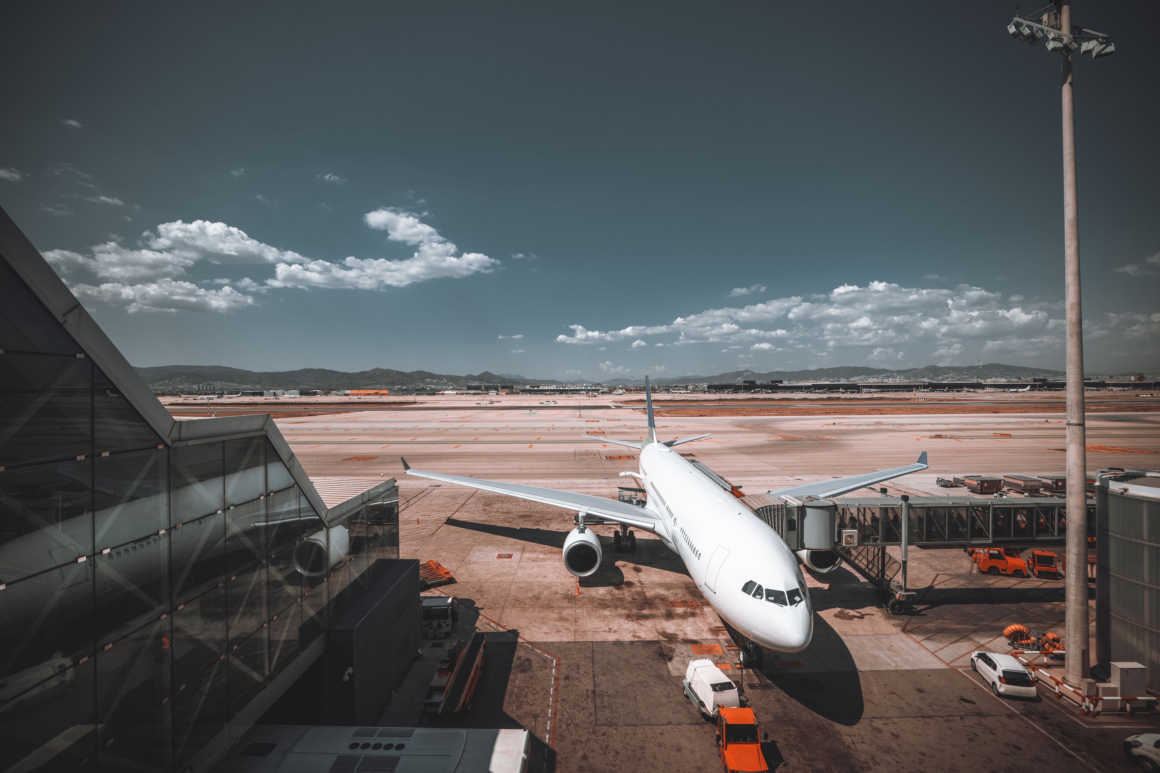 Un avió a punt d'enlairar se a l'aeroport del Prat | iStock